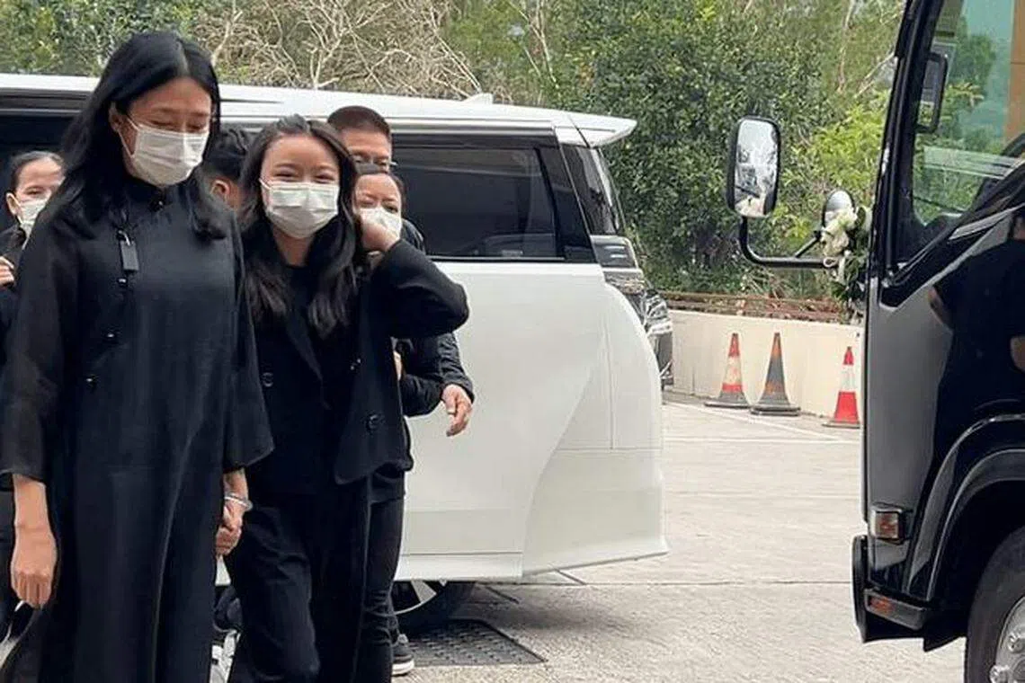 朱丽蒨（左）母女出席家翁和祖父丧礼。（互联网）