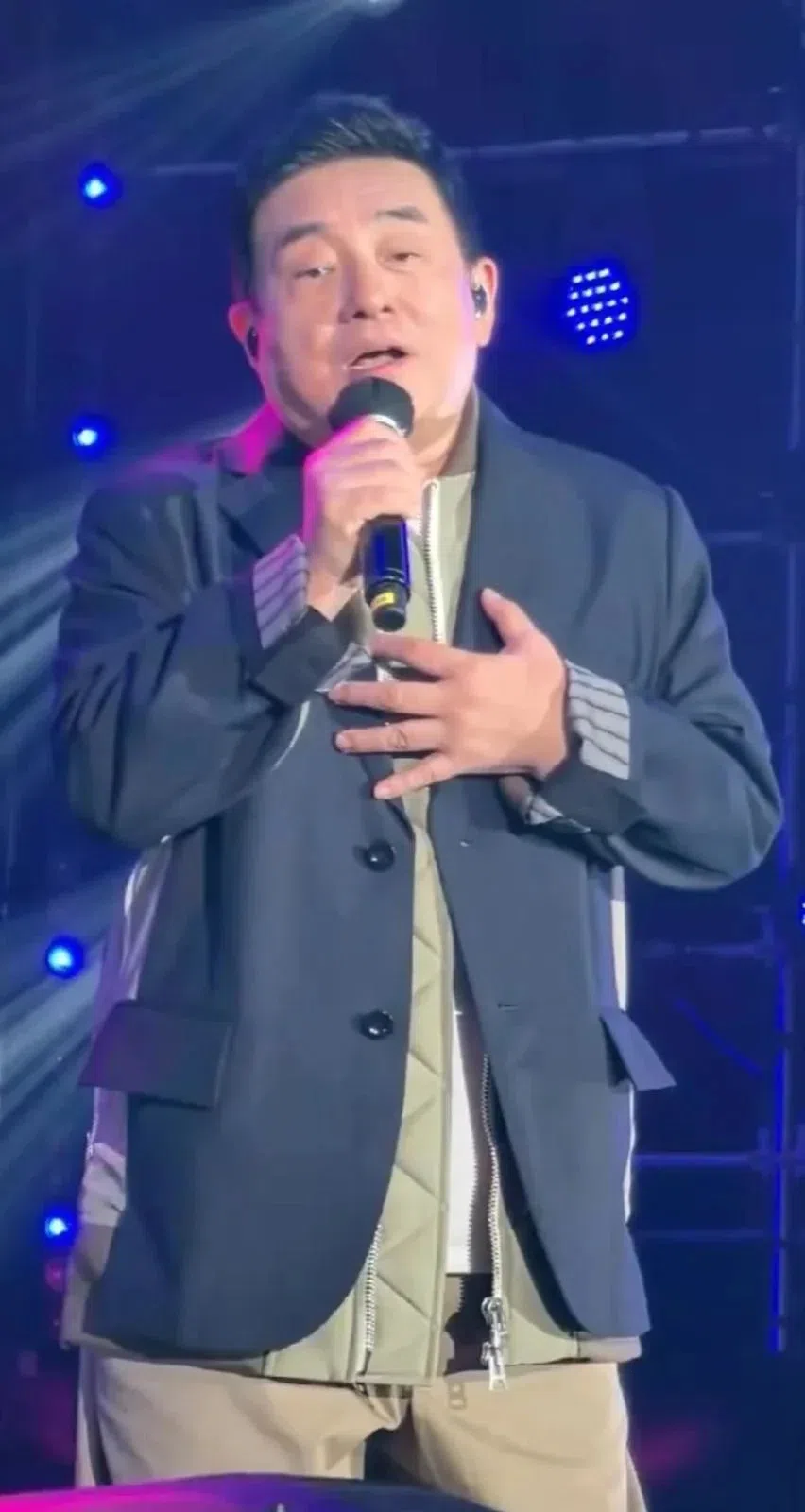 网民上载吕方近期在中国演出的照片，觉得他已发福到“颈项消失”。（互联网）