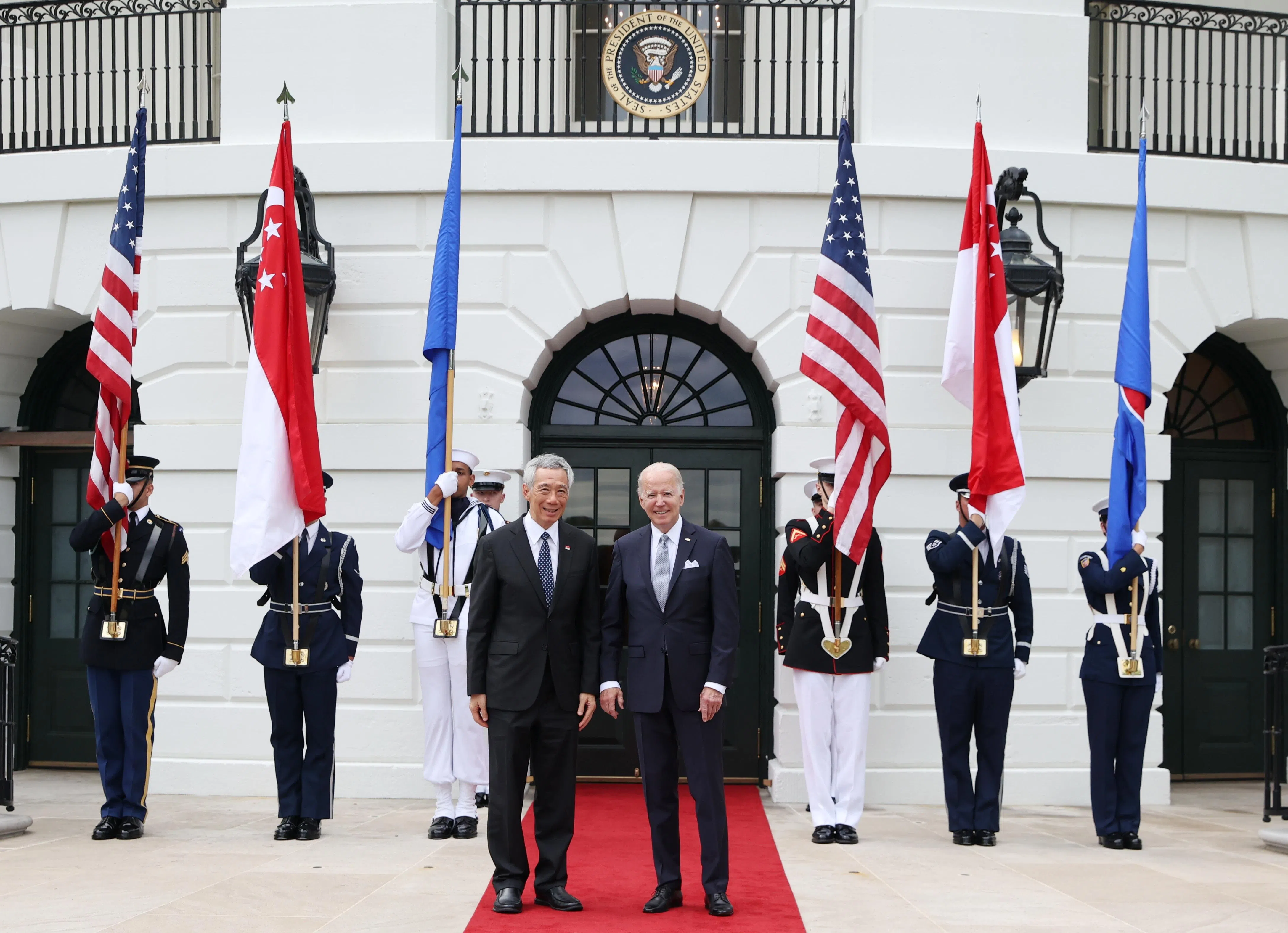 美国总统拜登（右）2022年5月12日在白宫南骑楼，迎接到访的李显龙总理。（档案照片）