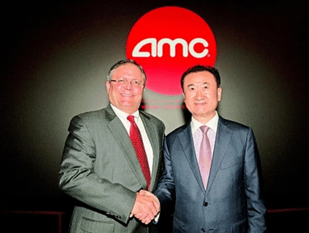 王健林（右）的万达公司在2012年收购美国AMC院线。（互联网）