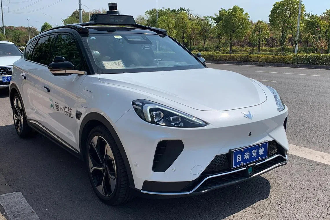 图为在中国重庆的一辆Apollo Go无人驾驶出租车。百度在重庆市西南郊区总共有14辆这种无人驾驶车在运作。（档案照片）