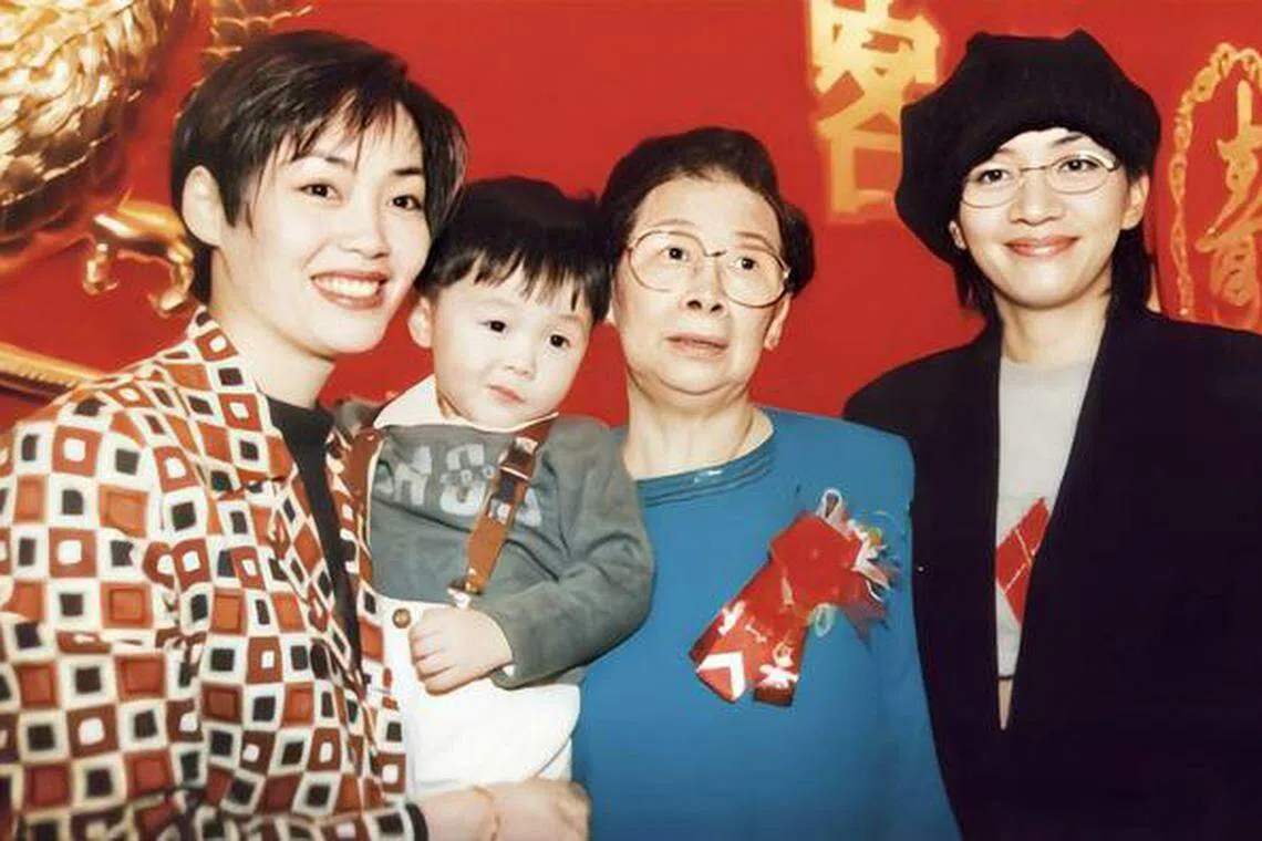 梅妈（右二）与女儿梅艳芳（右一）、梅爱芳（左一）合照。（互联网）
