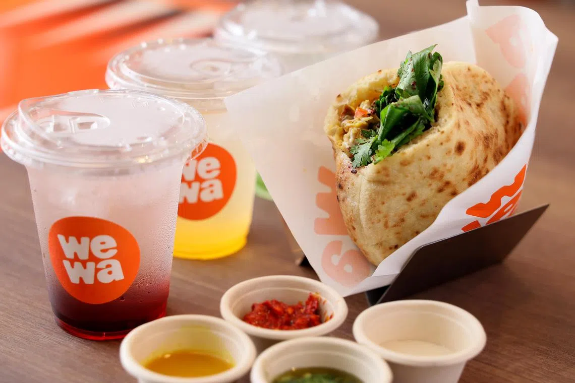 WeWa裹有鸡肉沙威玛的皮塔面包，还有中东街头饮料Gazoz 。（龙国雄摄）