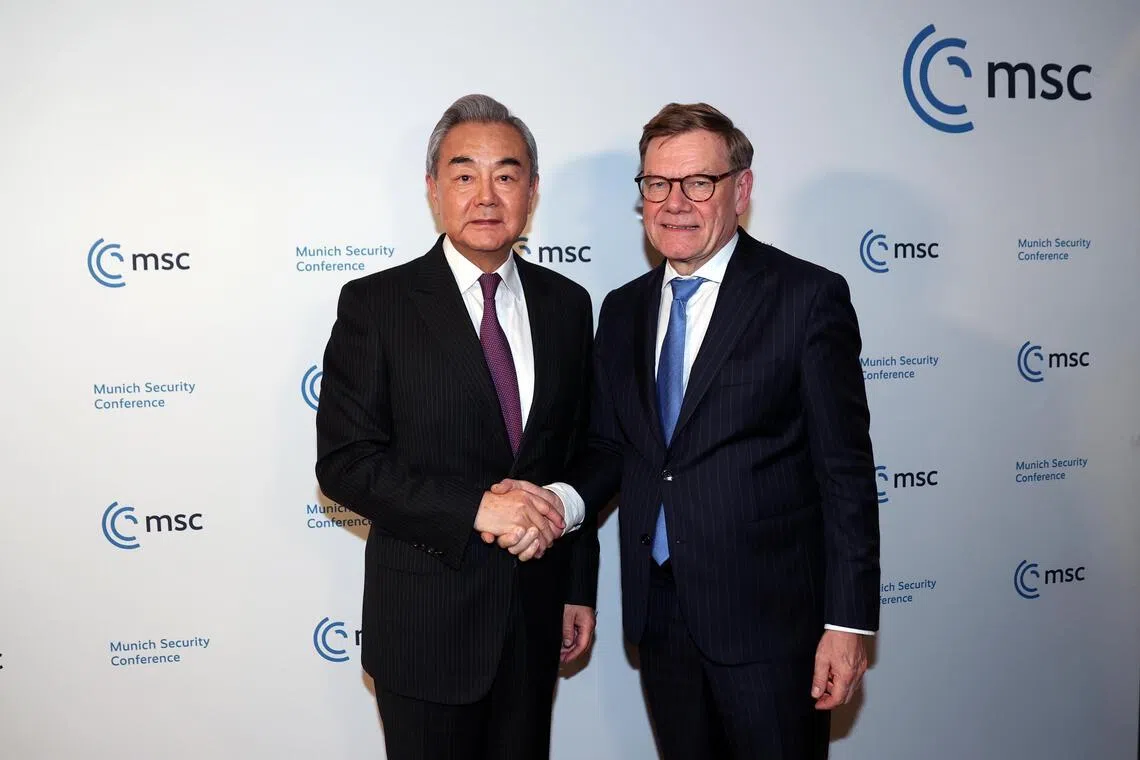 中共政治局委员、中国外交部长王毅（左）星期五（2月13日）在出席慕尼黑安全会议期间，会见德国外长瓦德富尔。（新华社）