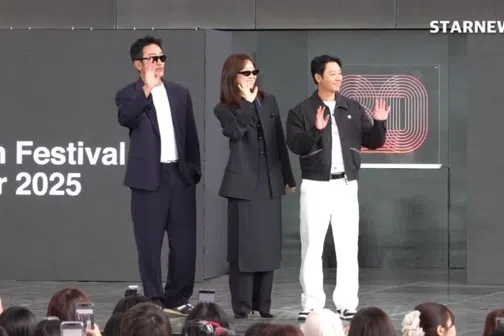 河正宇（左起）、孔晓振和金东旭在首尔国际电影节亮相。（视频截图）