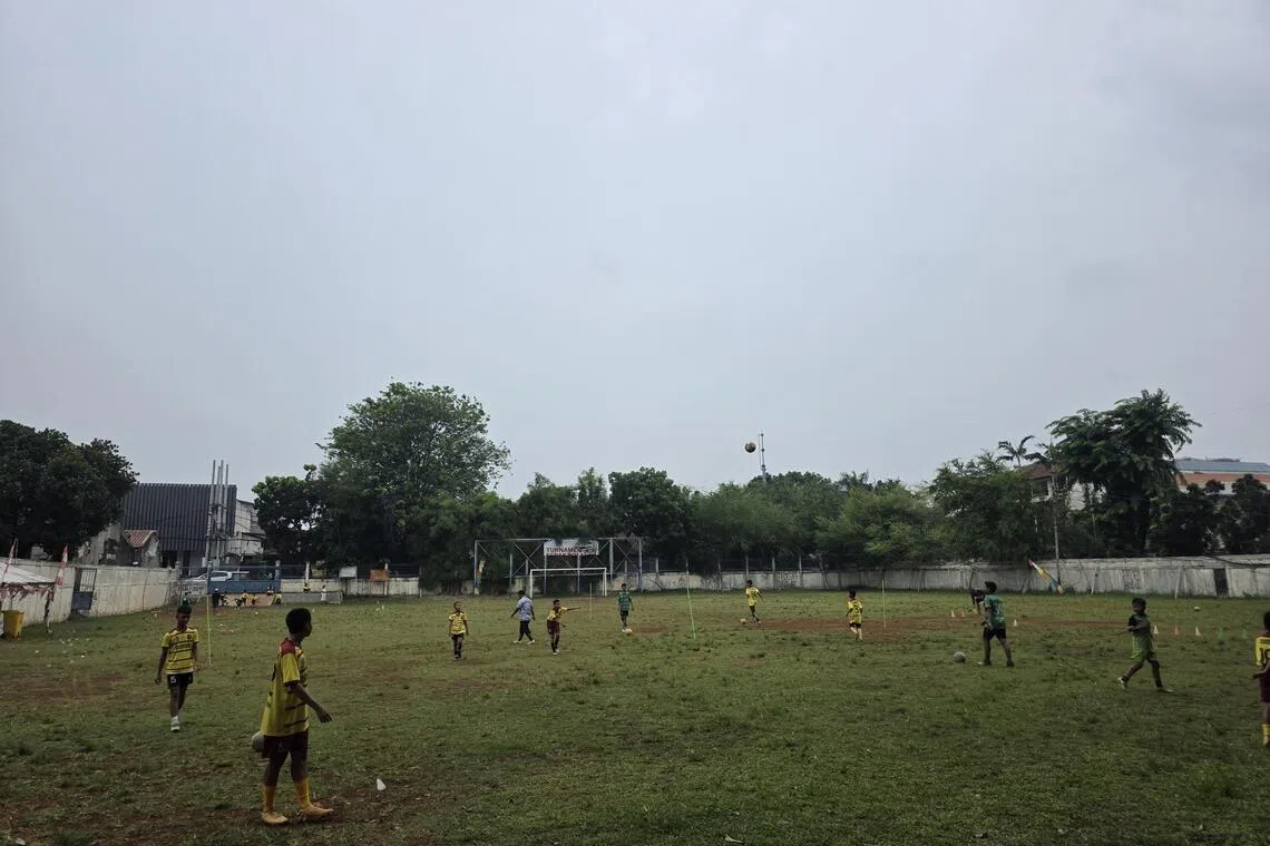 雅加达科多亚南区居民希望保留足球场，因为那是他们唯一的运动设施。他们坚决反对当局把足球场改作板式网球馆。（蓝云舟摄）