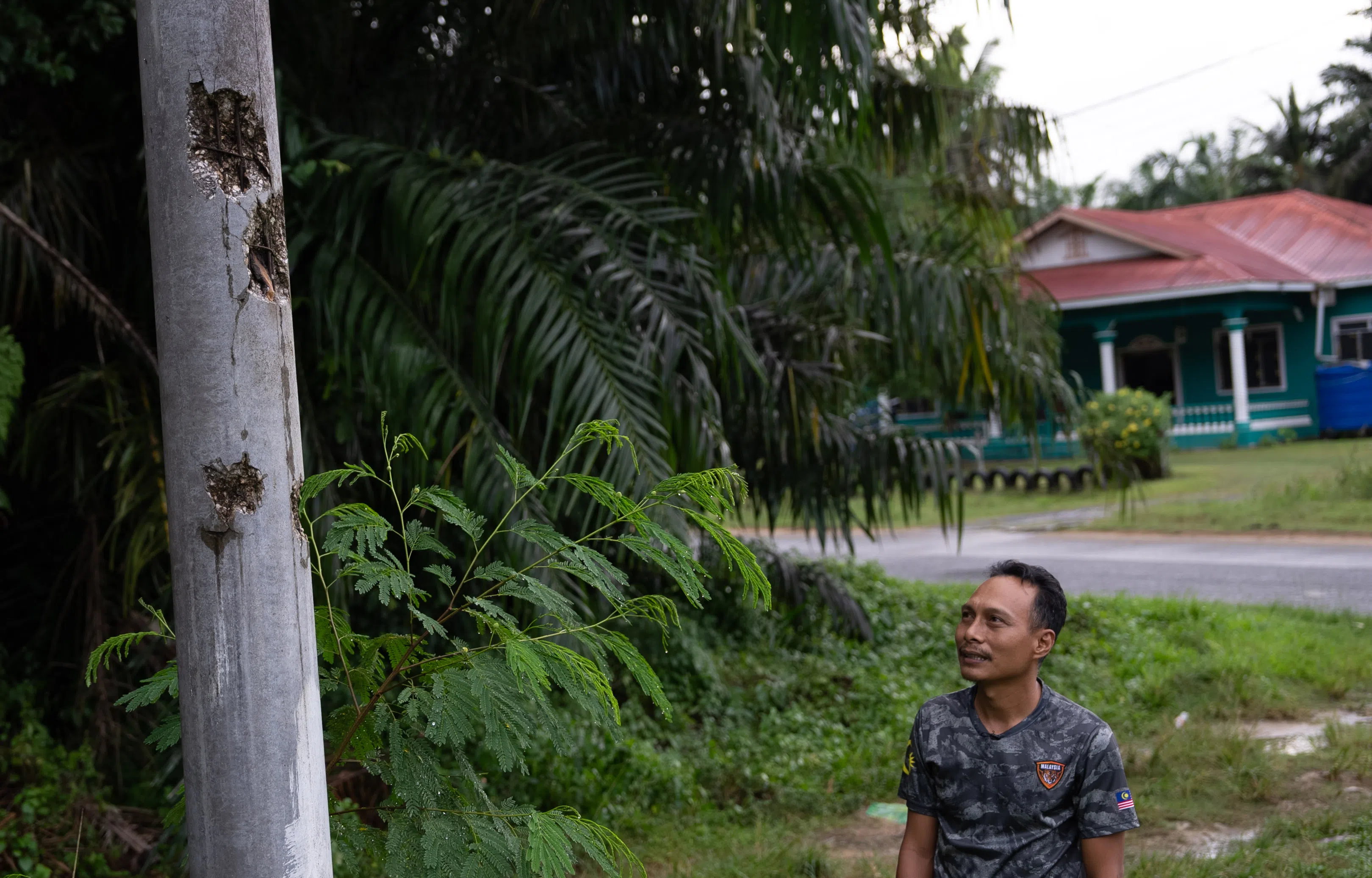 苏禄军入侵时，在拿笃沿海渔村甘榜丹绒拉边（Tanjung Labian）经营杂货店的扎卡利亚（Zakaria Inau，46岁）撤离躲避，回来后发现村子周遭满是弹孔。（特约邓德兴摄）