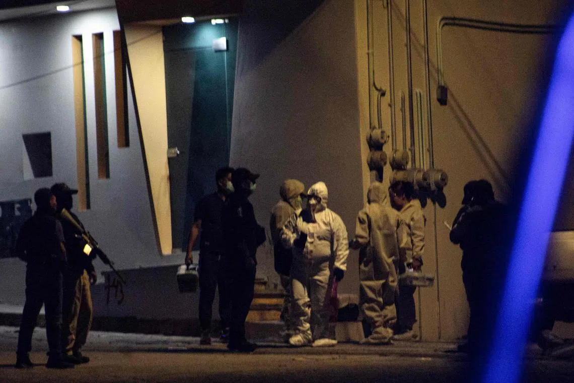 10月6日，墨西哥发生举国震惊的凶杀案，南部格雷罗州（Guerrero）首府奇尔潘辛戈市的市长阿科斯（43岁）就任仅六天惨遭杀害。警方调查人员和法医在犯罪现场搜证。（法新社）