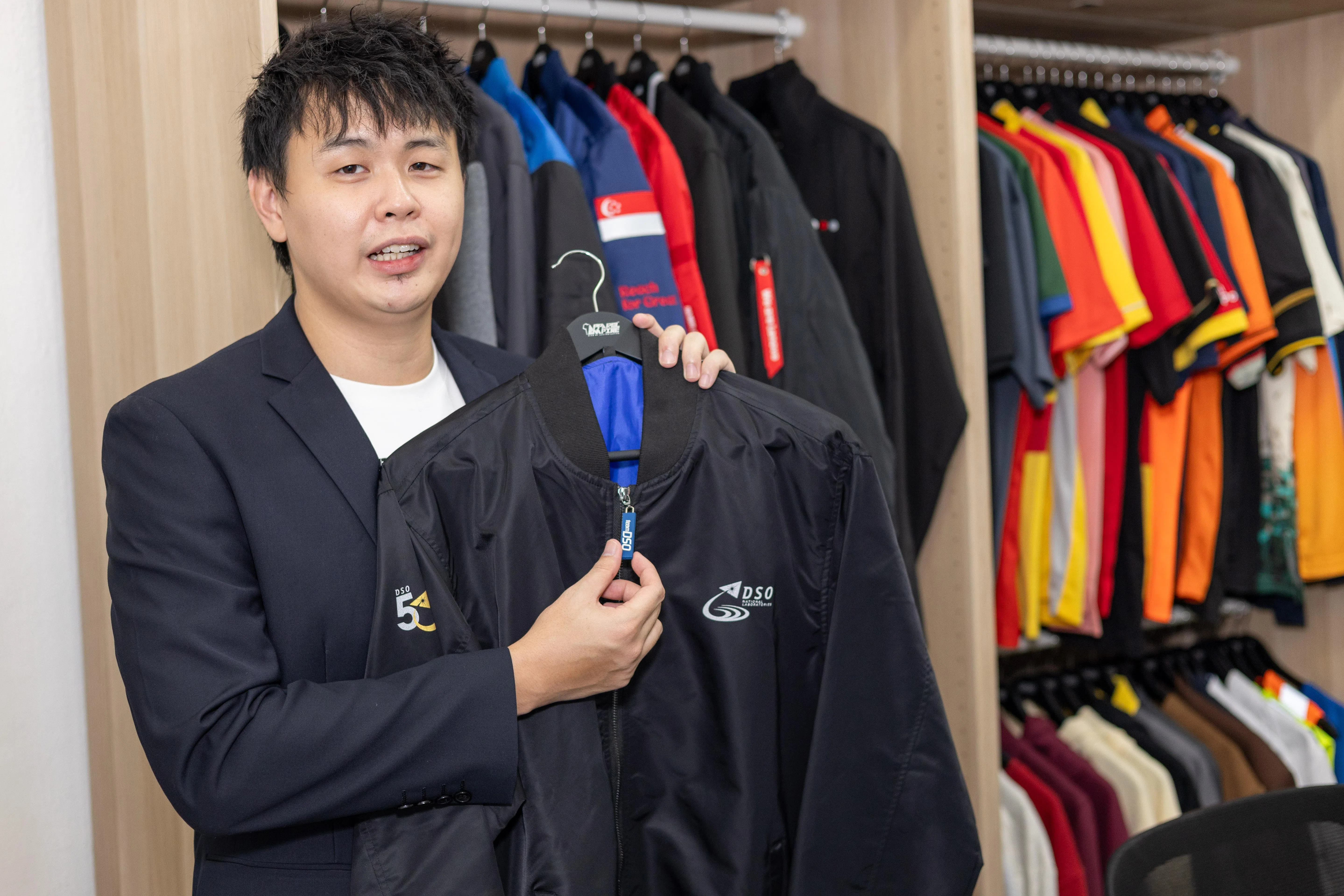 叶伟豪曾经兼职打工，他觉得那些衣服很无趣，应该为员工提供更好的制服，这有利公司的品牌形象。（特约摄影骆辉煌）