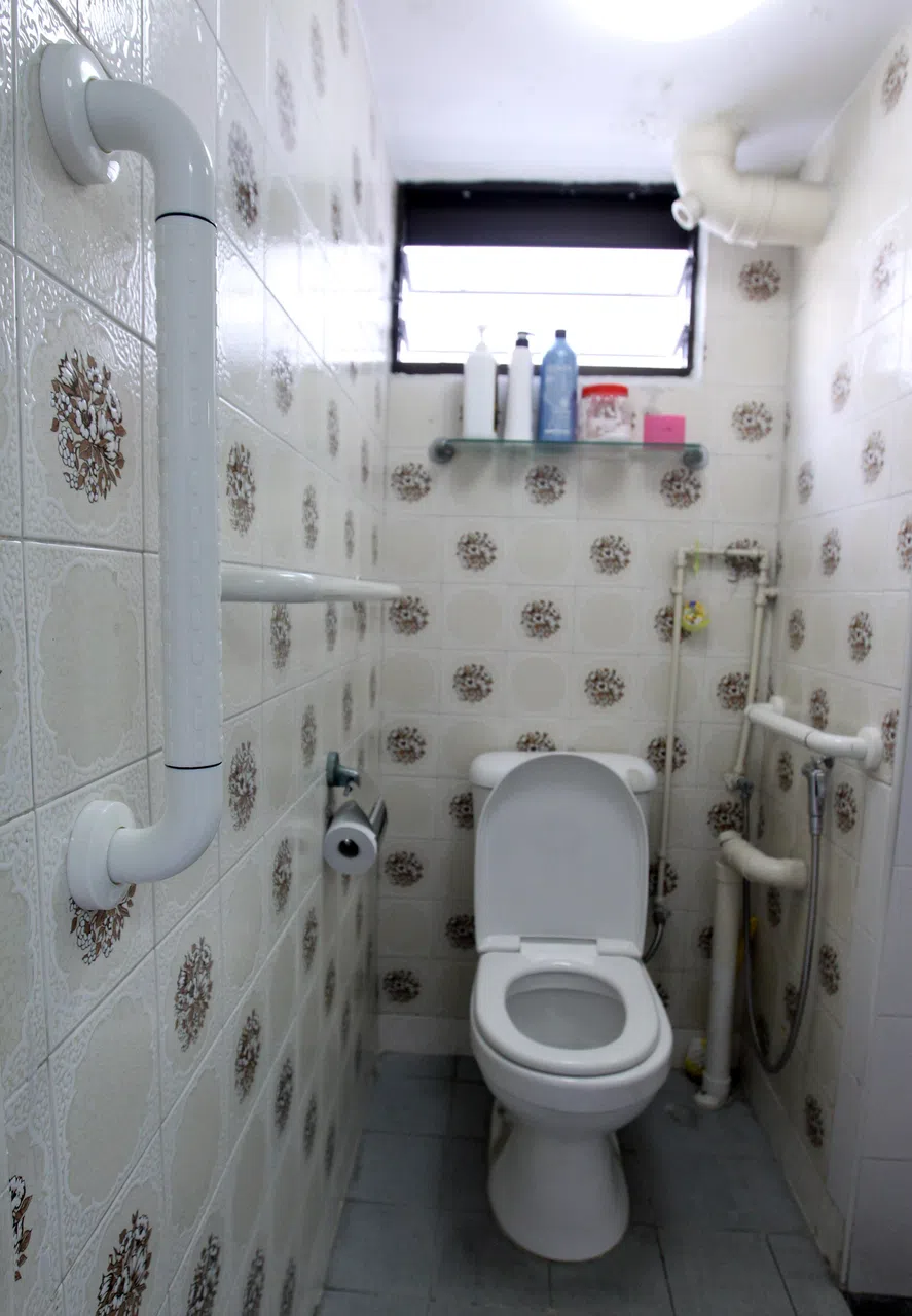 改善居家环境，如在厕所安装扶手，可预防跌倒。（档案照）