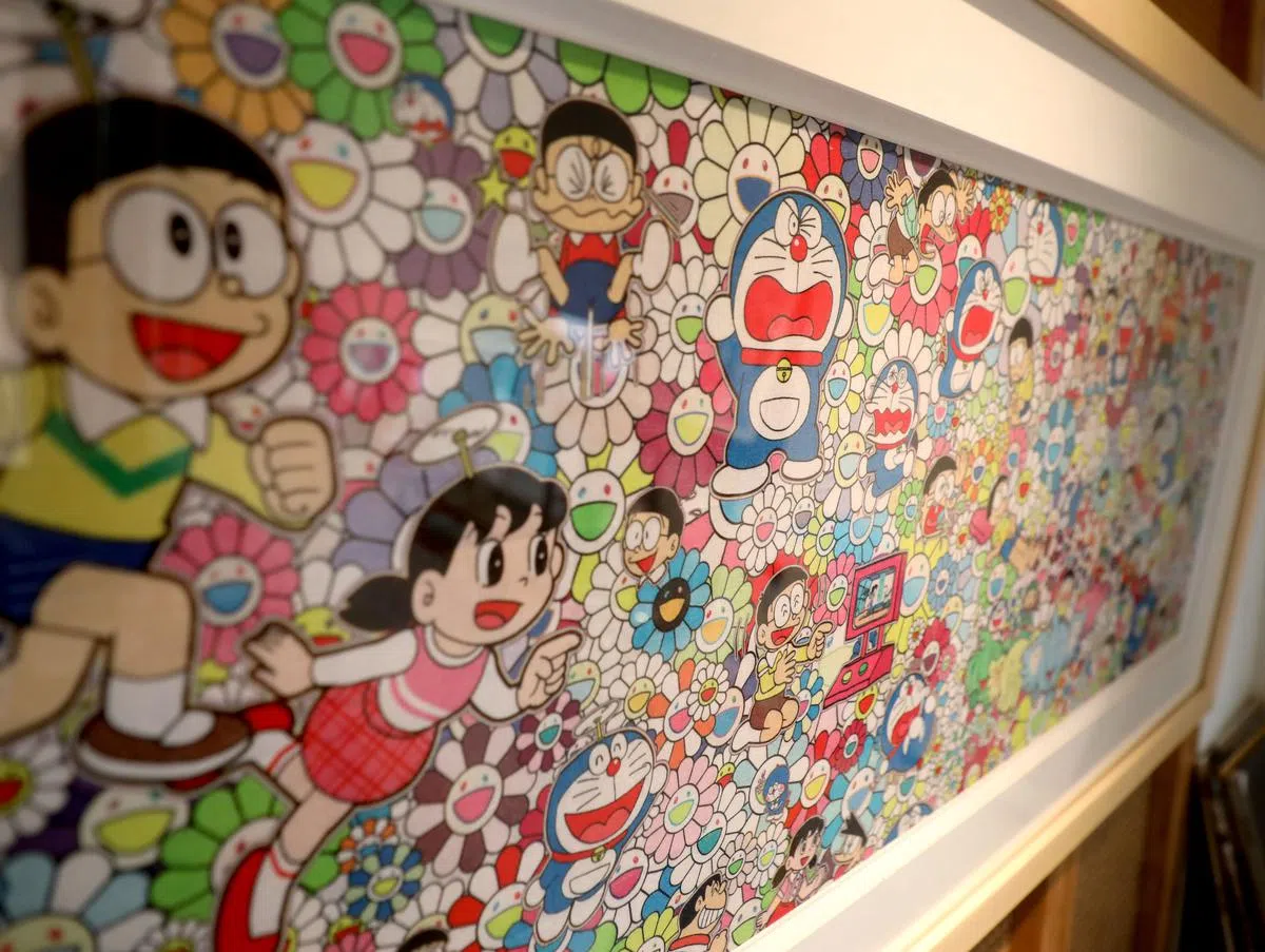 与日本艺术家村上隆合作的版画，把标志性的太阳花和小叮当结合在一起。 