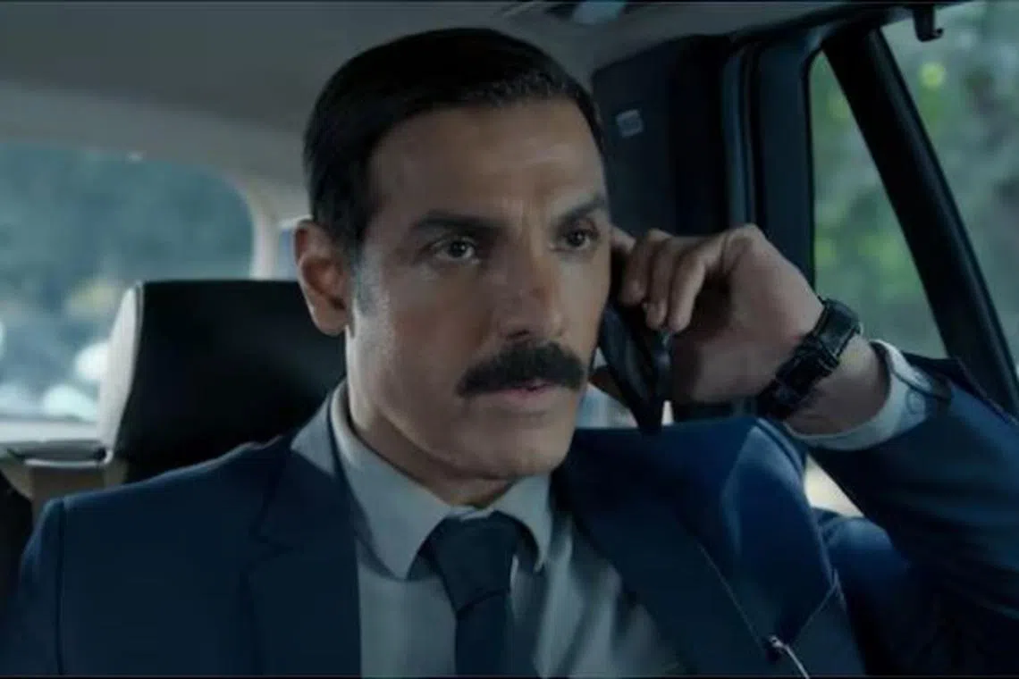 男主JP几乎无时无刻不在打电话，运用一切可能性的“文明”手段，完美拯救女主。（剧照／YouTube视频截图）