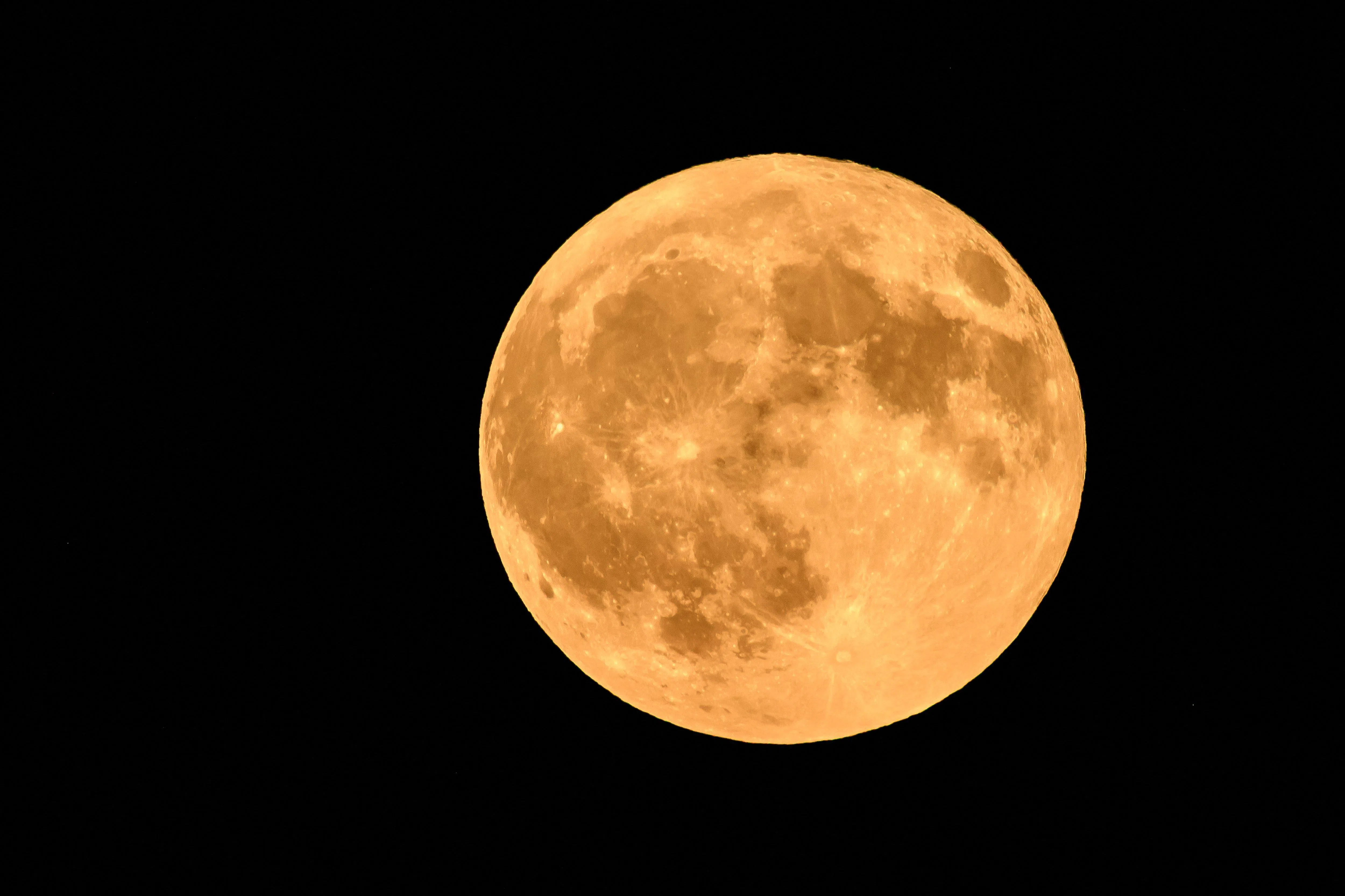 据信，这枚猎鹰9号火箭留下的约四吨重残骸星期三撞上月球，可能形成一个新的陨石坑。图为7月29日出现在瑞士里耶上空的满月。（法新社）