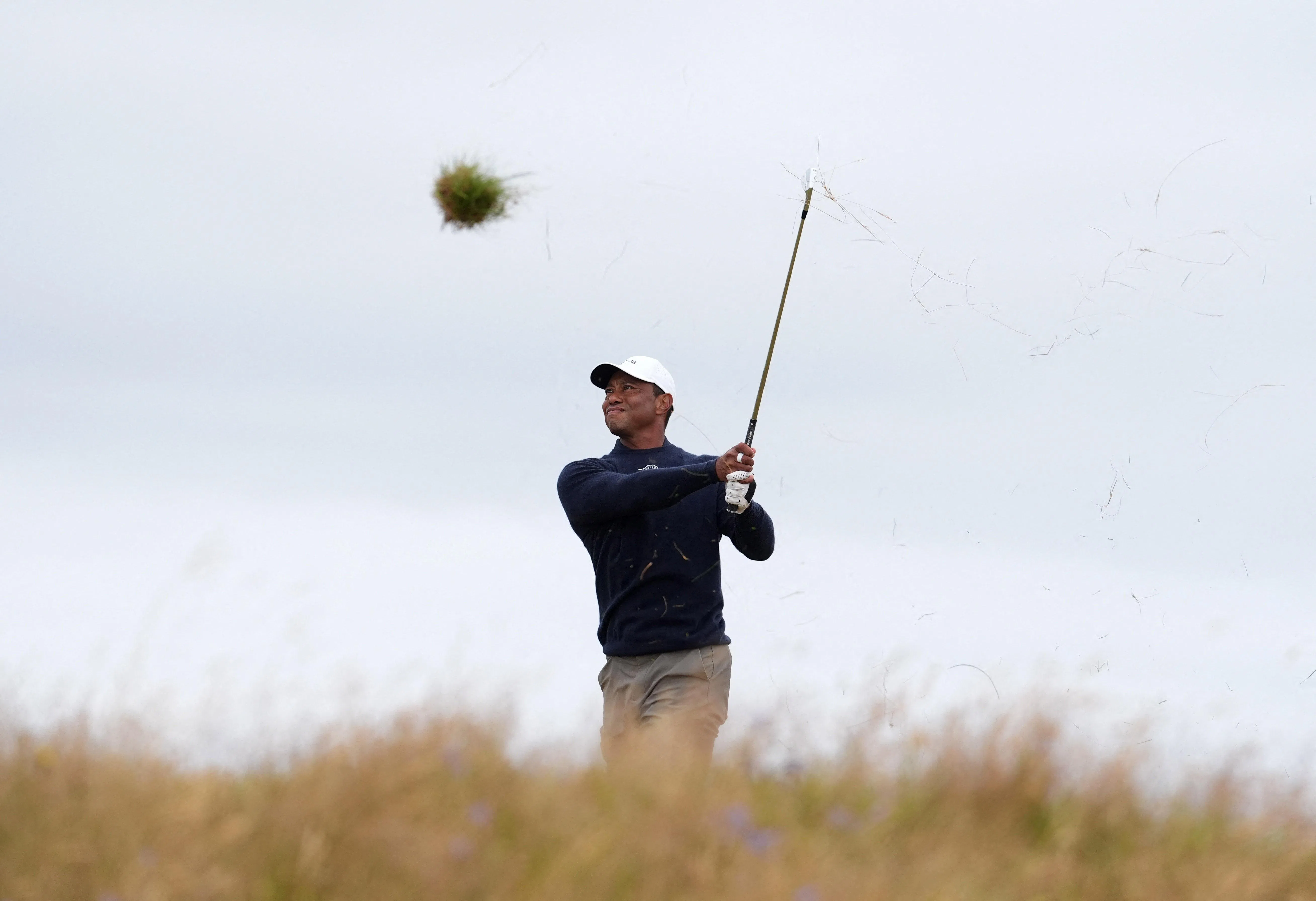遭伤病缠身的老虎伍兹则在两轮之后，打出了超过标准杆14杆无缘晋级。这是他在英国公开赛历来的最差成绩。（路透社）