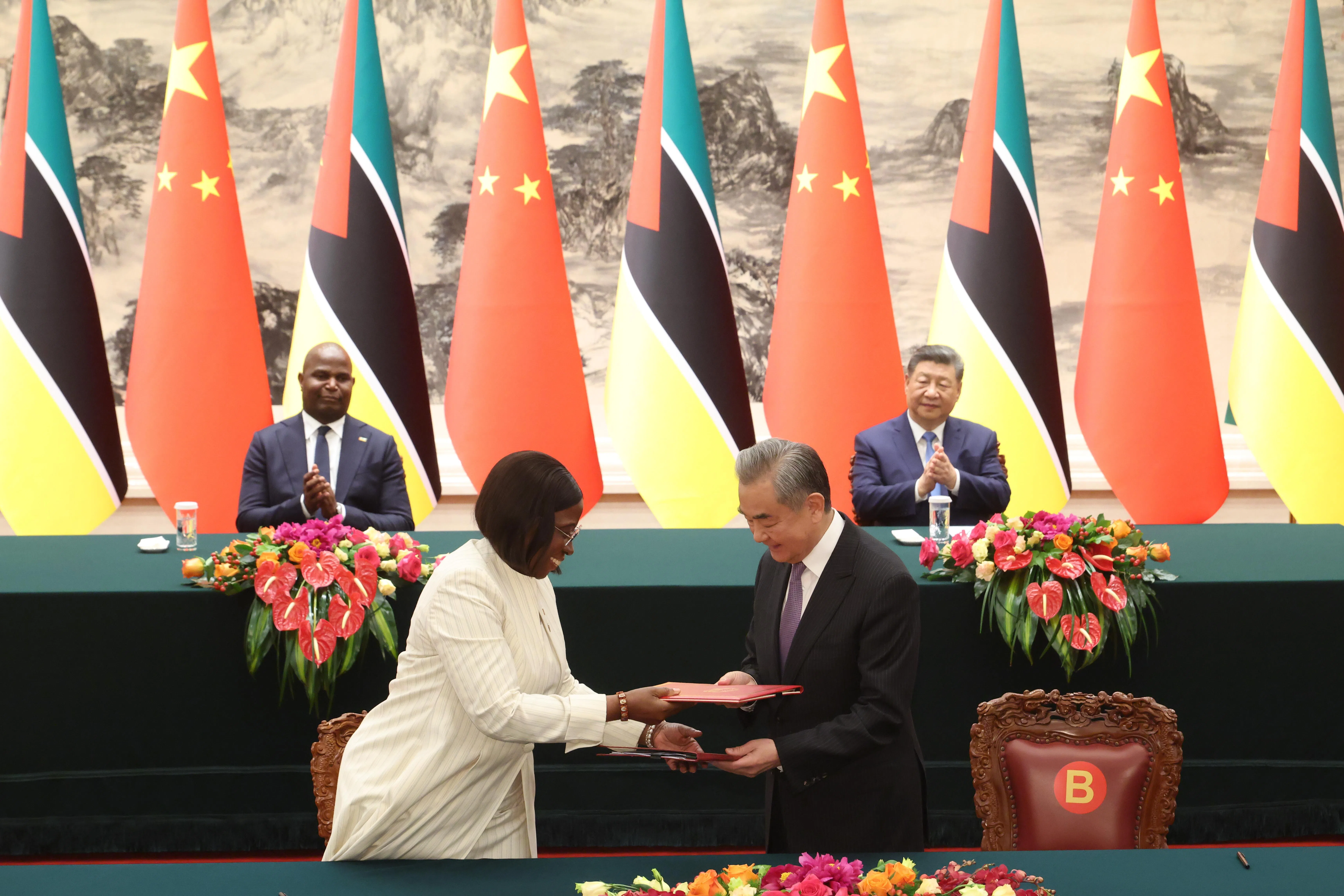 中国国家主席习近平星期二（4月21日）下午在北京人民大会堂同来华进行国事访问的莫桑比克总统查波举行会谈。会谈后，习近平（后排右）和查波（后排左）共同见证签署共建“一带一路”、落实全球安全倡议、经济贸易、人文交流、医疗卫生和新闻传媒等领域20余项合作文件。中国外长王毅（前排右）参加上述活动。（中新社）