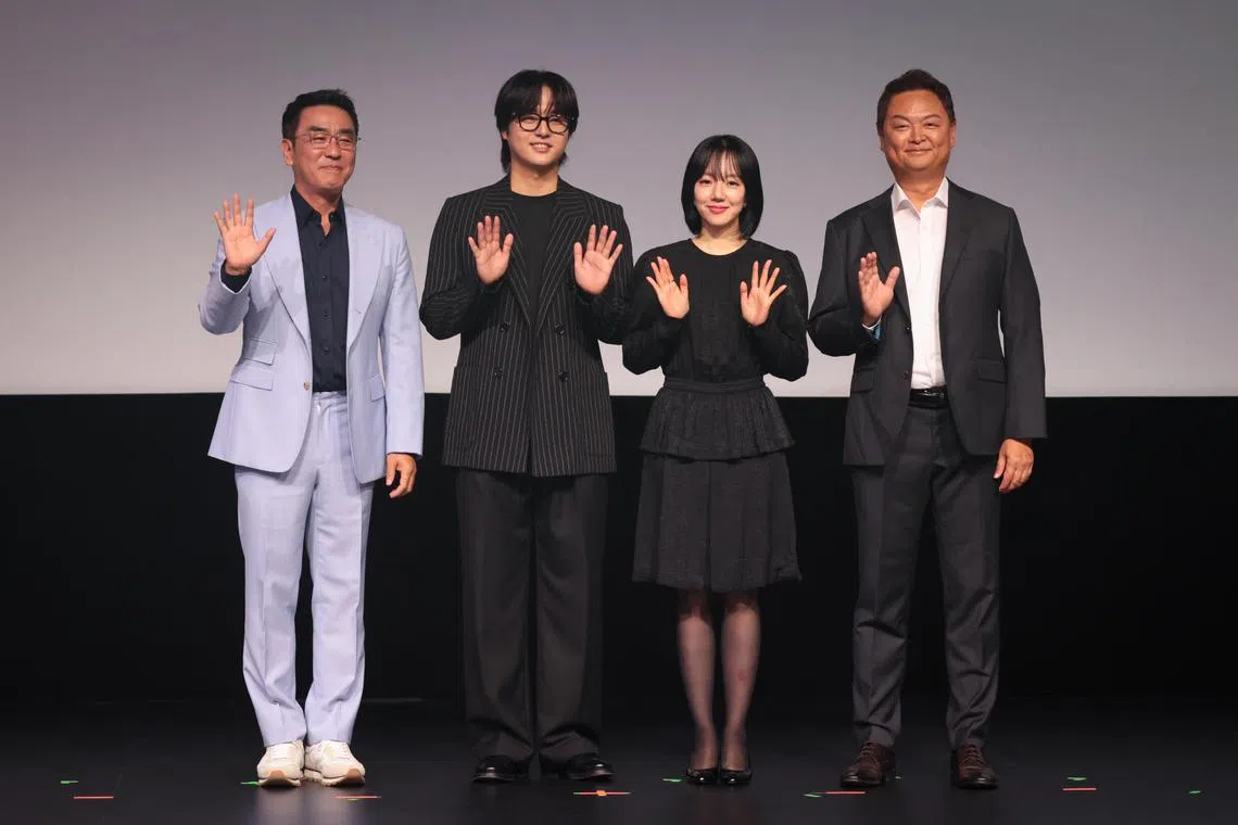 柳承龙（左起）、杨世宗、林秀晶和导演姜允合作的《下流大盗》以1970年代的韩国为故事背景。（张俊杰摄）