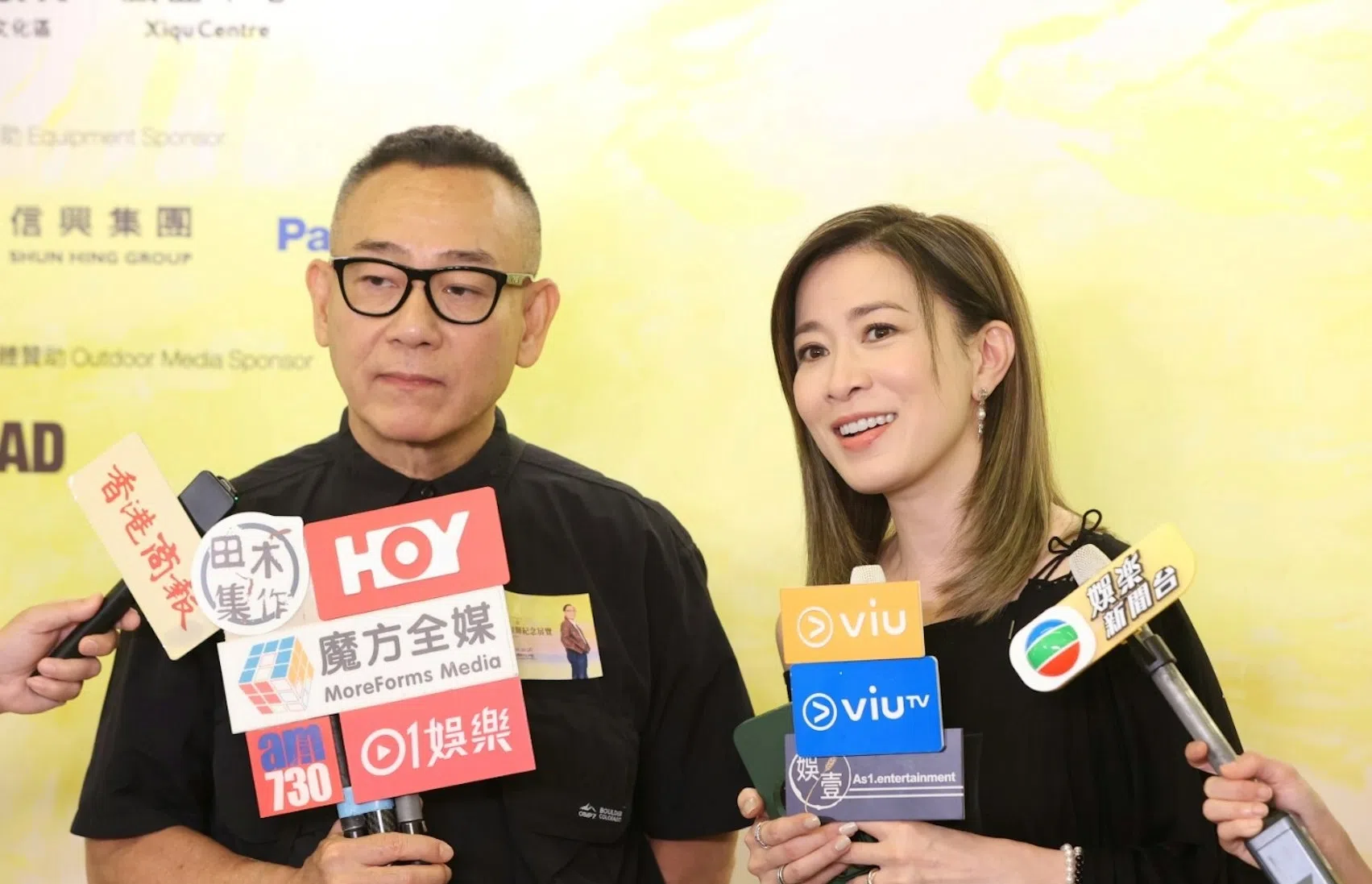 佘诗曼（右）与林保怡一同出席“戏剧大师钟景辉纪念展览”揭幕礼。（香港01网）