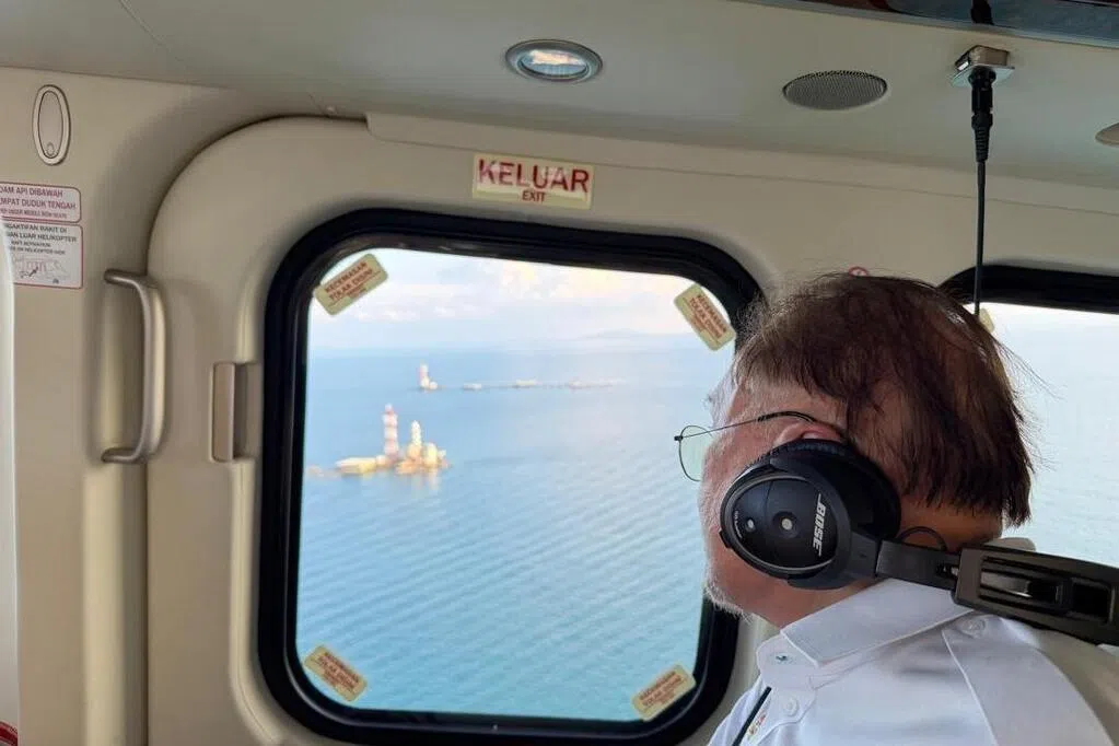 马来西亚首相安华星期天（4月5日）乘坐民用直升机巡视白礁与中岩礁之间约一公里的海域，成为历来巡视这片海域的马国最高阶领导人。