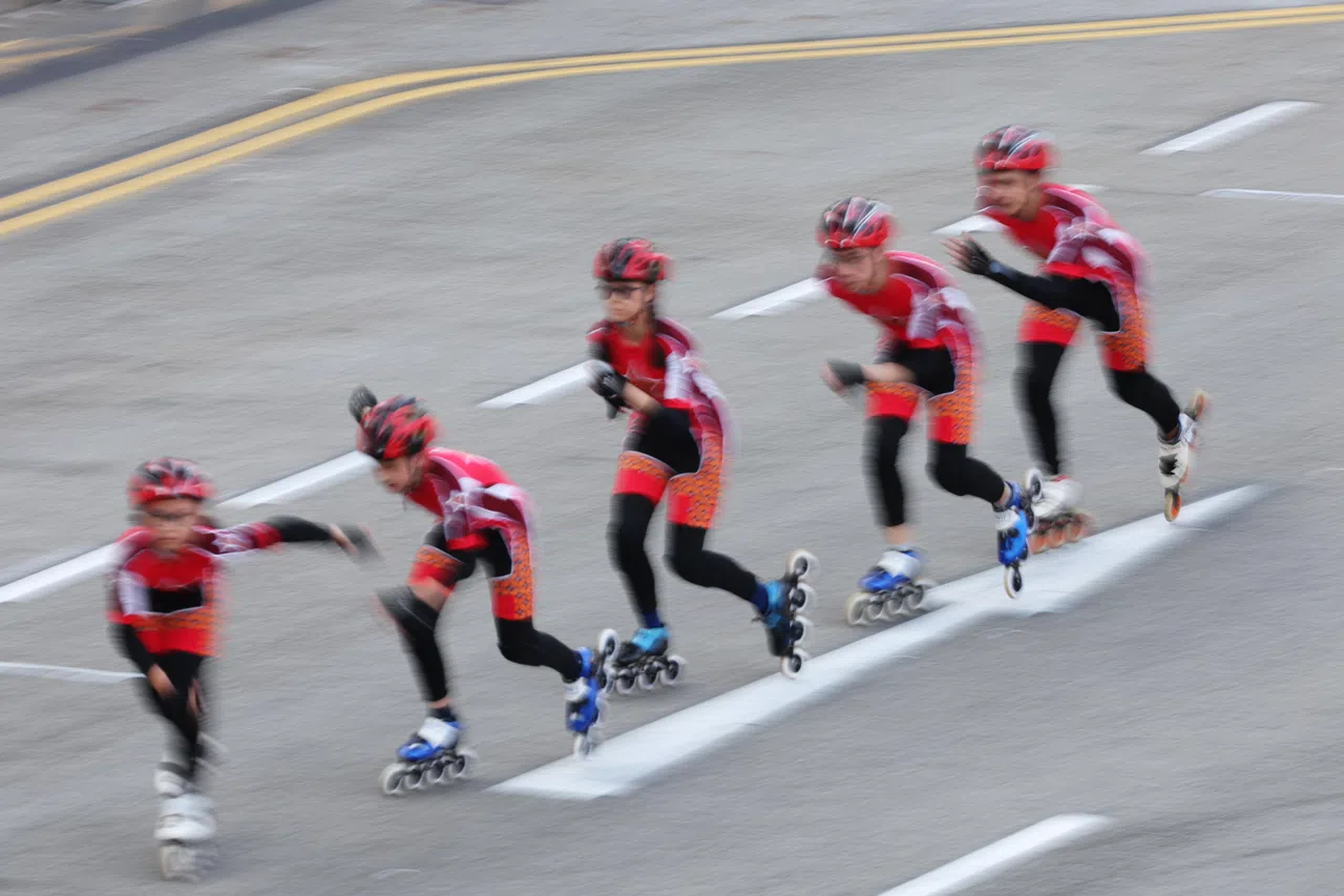 25名直排滑轮运动员奔驰入场，接着溜到舞台各处，让坐在不同区域的观众都能近距离捕捉到他们的身影。（蔡家增摄）