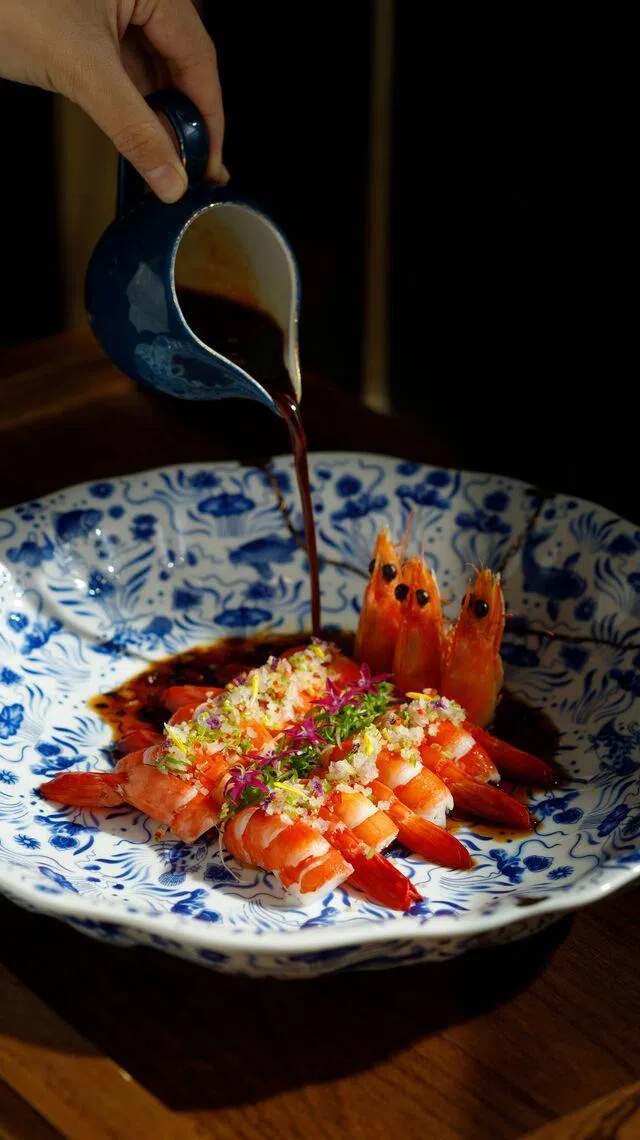 75度熟醉虾以低温慢煮，保留虾肉天然口感，再淋上特调酱汁。（餐馆提供）