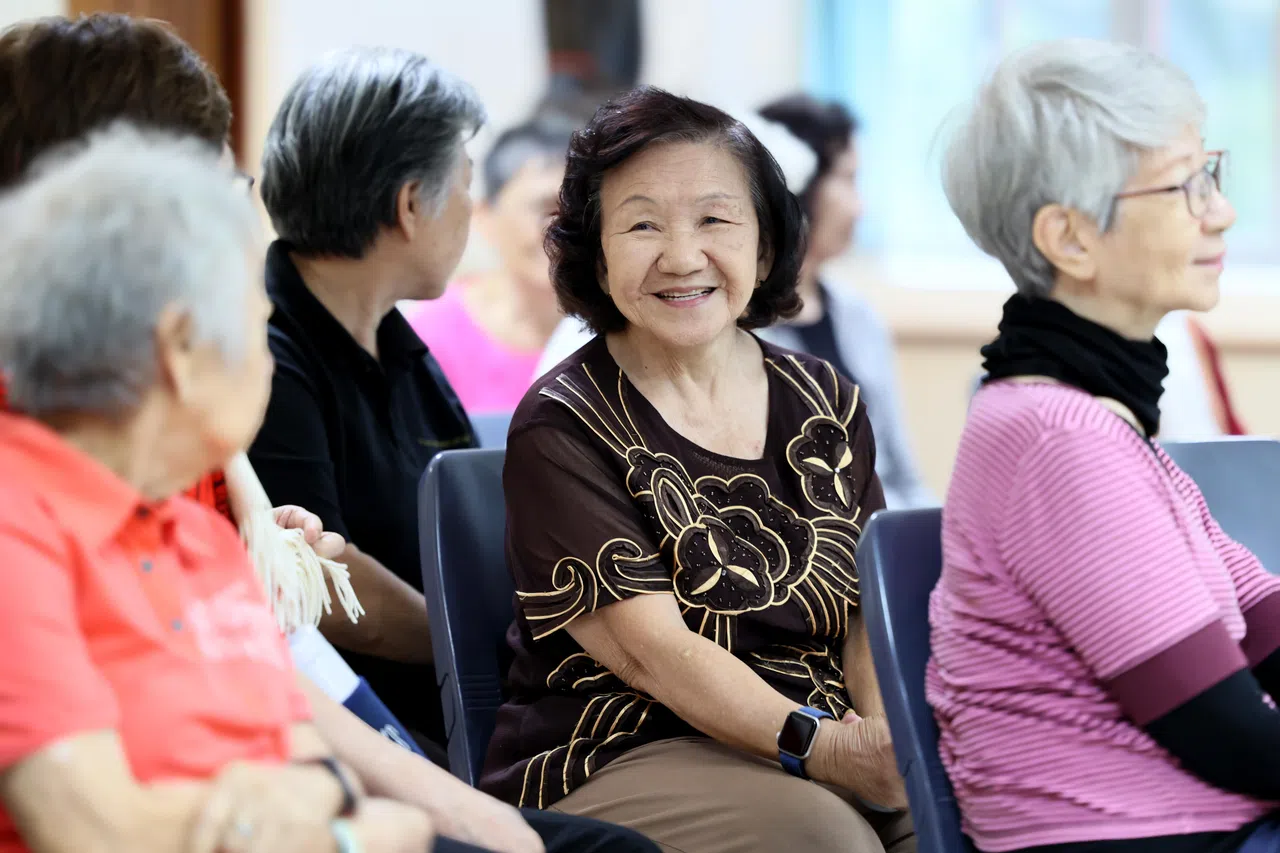 现年85岁的朱爱娇（中间），退休后成为戏剧人，加入亮点戏剧团已有近20年。（龙国雄摄）