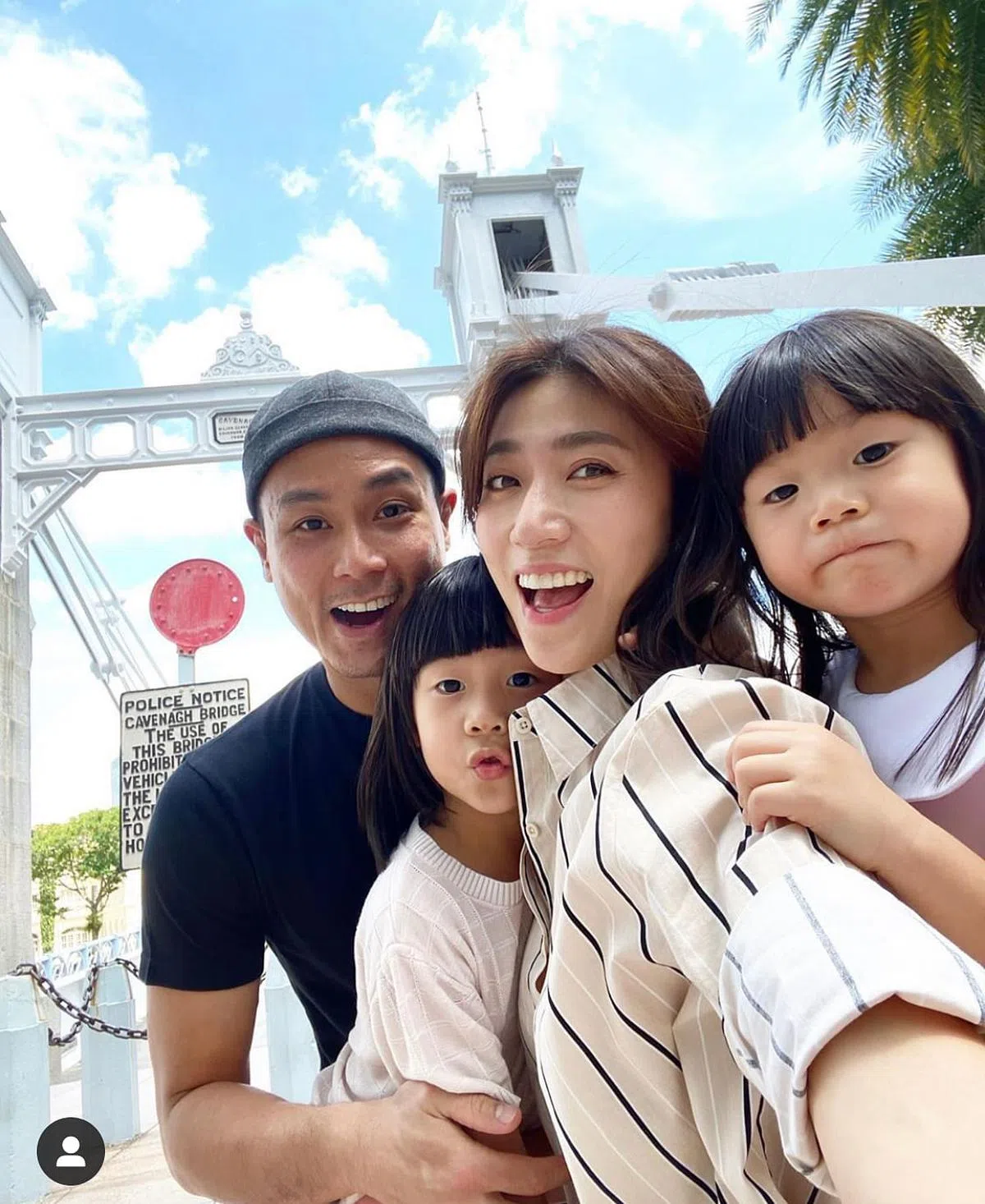 陈邦鋆（左一）努力成为家里的经济支柱。（取自IG）