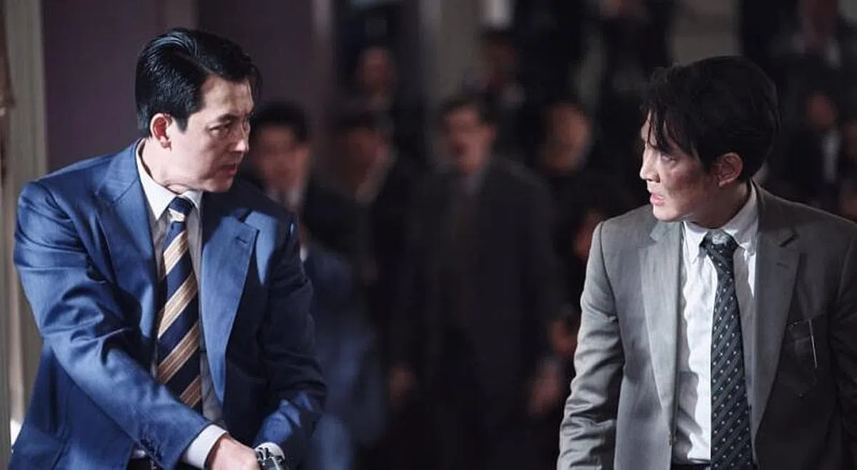 郑雨盛凭《猎首密令》夺得影帝，李政宰（右）摘下最佳新人导演。（互联网） 