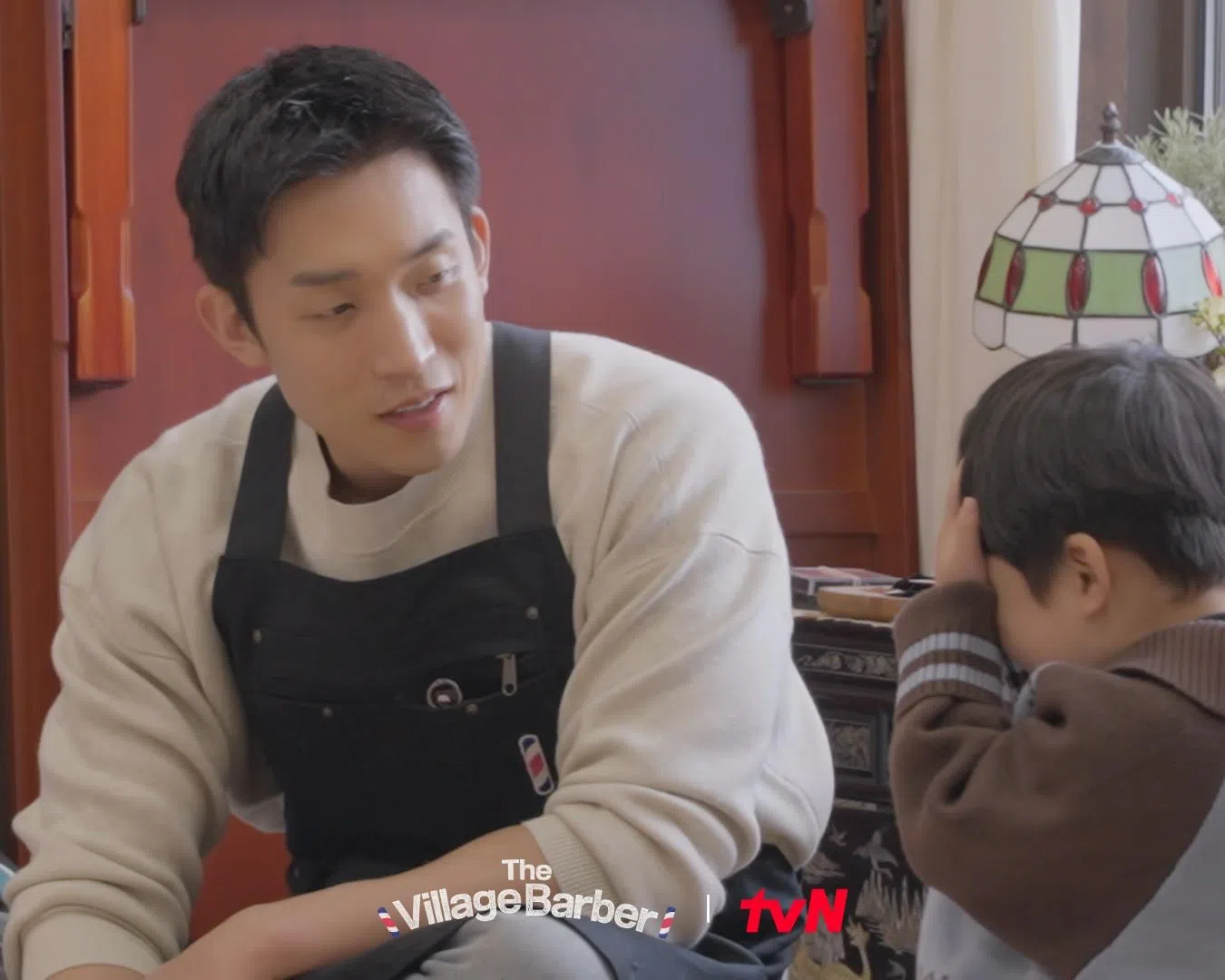 李相二和乡村的小孩玩耍。（取自tvN脸书）