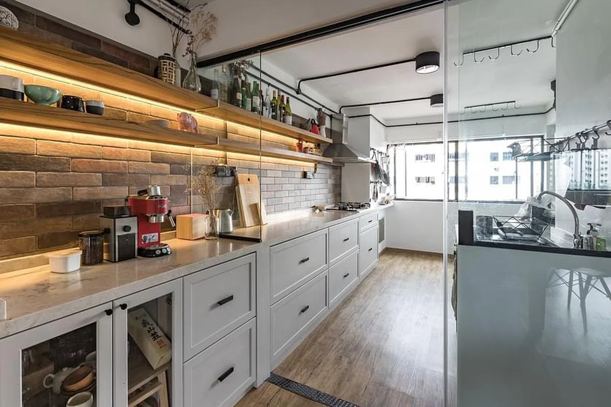 设计师喜欢煮，也常煮，在饭厅和厨房间加了面透明玻璃滑门，既能维持开放空间感，也能隔绝油烟。