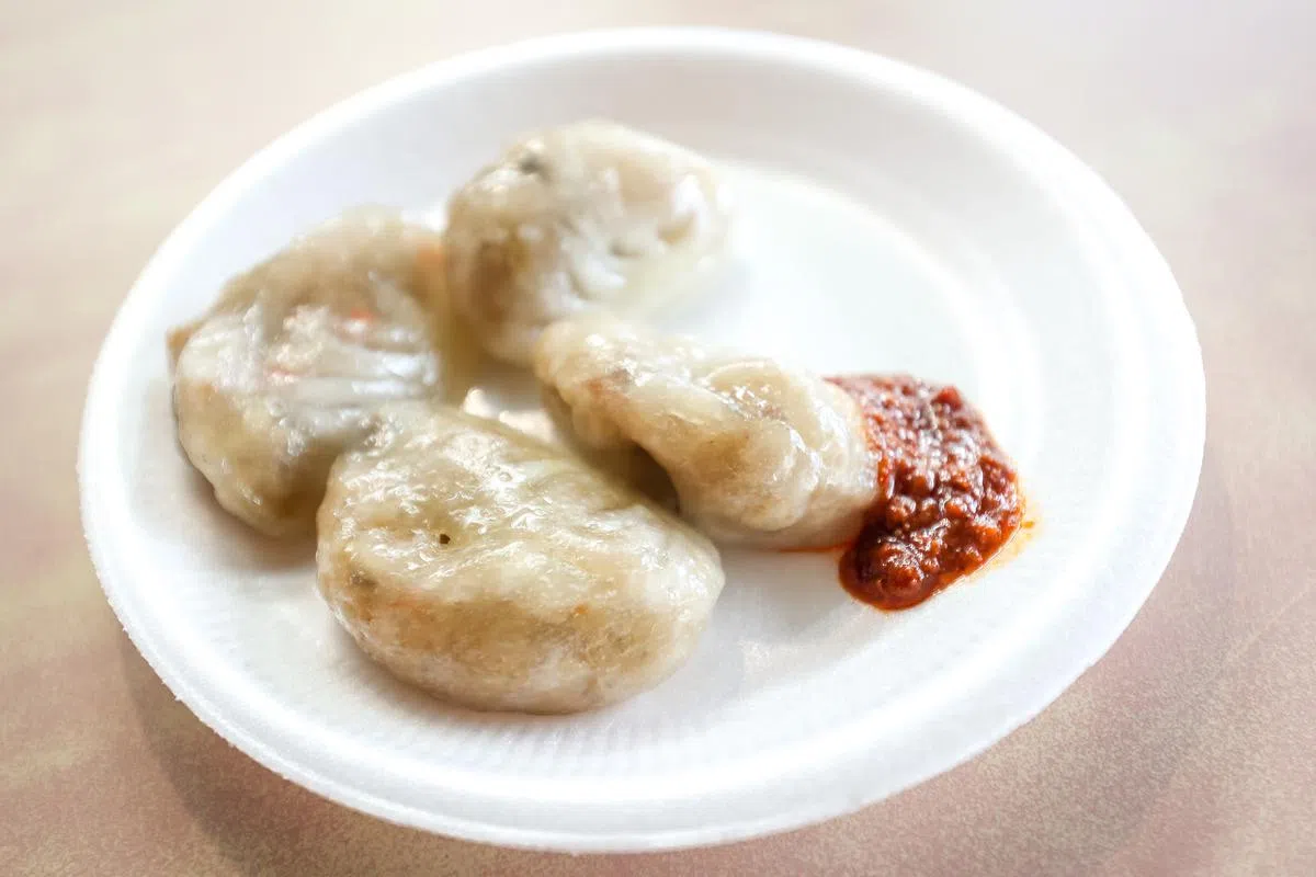 在本地售卖手工水晶包的摊位已不多，这家的水晶包也相当抢手，不够快还买不到呢。（摄影 / 叶振忠）