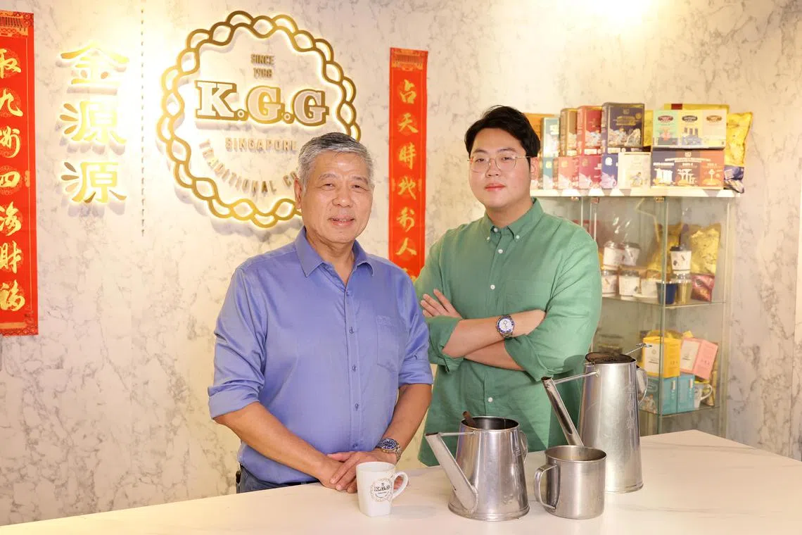 金源源咖啡的老板孙利顺（左）希望凭借父子联手，通过“金队”品牌将香浓美味的新加坡咖啡介绍给本地和海外消费者。（龙国雄摄）