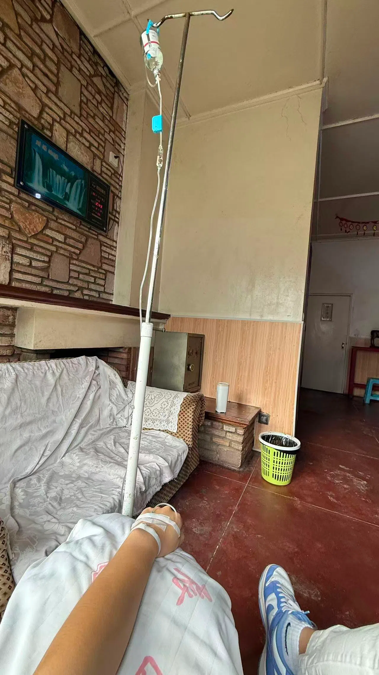 中国青年小关（28岁）去年10月到仍处于战乱中的刚果（金）工作。抵达后不久，他就染上疟疾。（受访者提供）