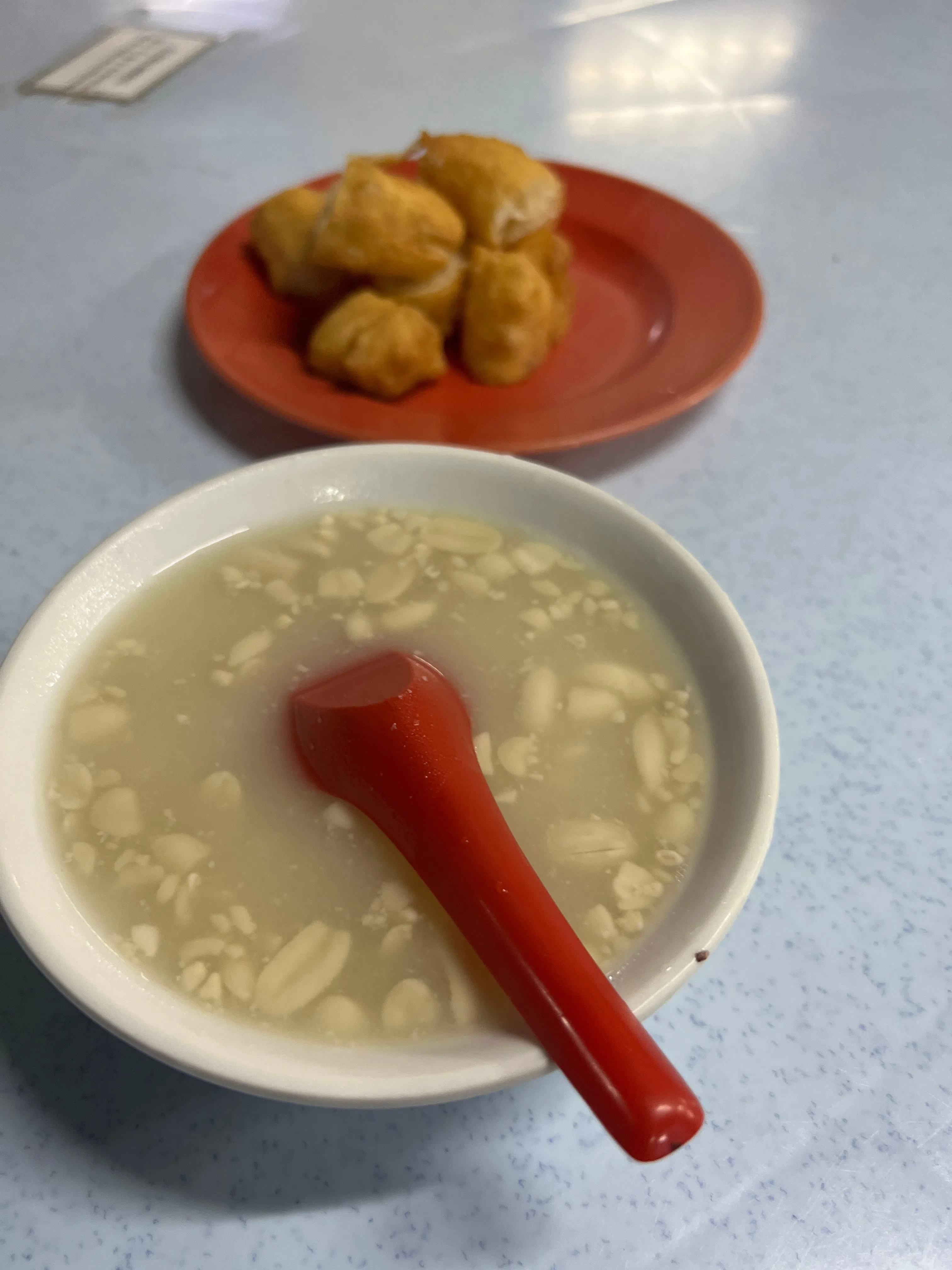 在仁嘉隆能品尝到古早味豆仁汤和蒜味油条。（叶孝忠摄）