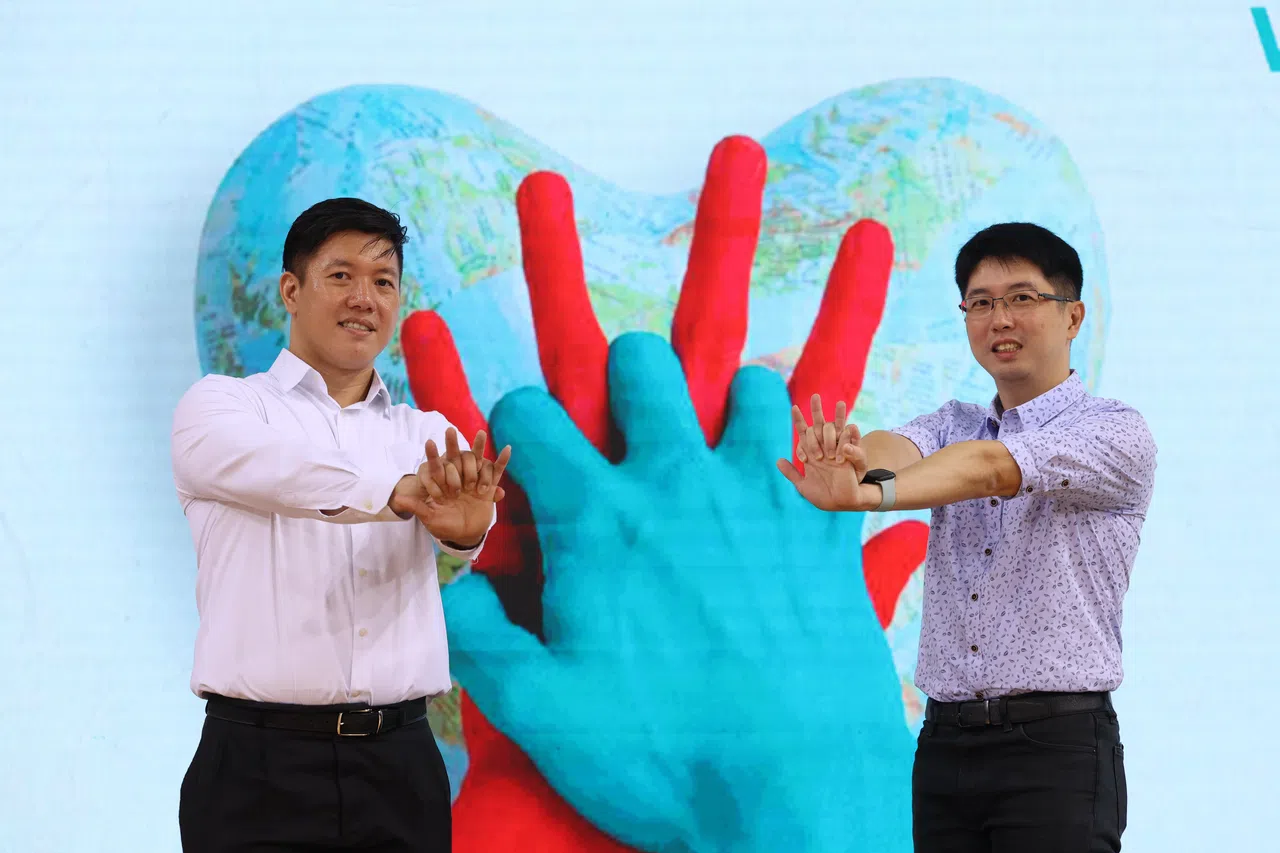 救人英雄林洸民（左）和洪启勇（右）合力救回突发心脏骤停的70岁谢姓男性居民，获颁“救人一命奖”。（ 梁麒麟摄）