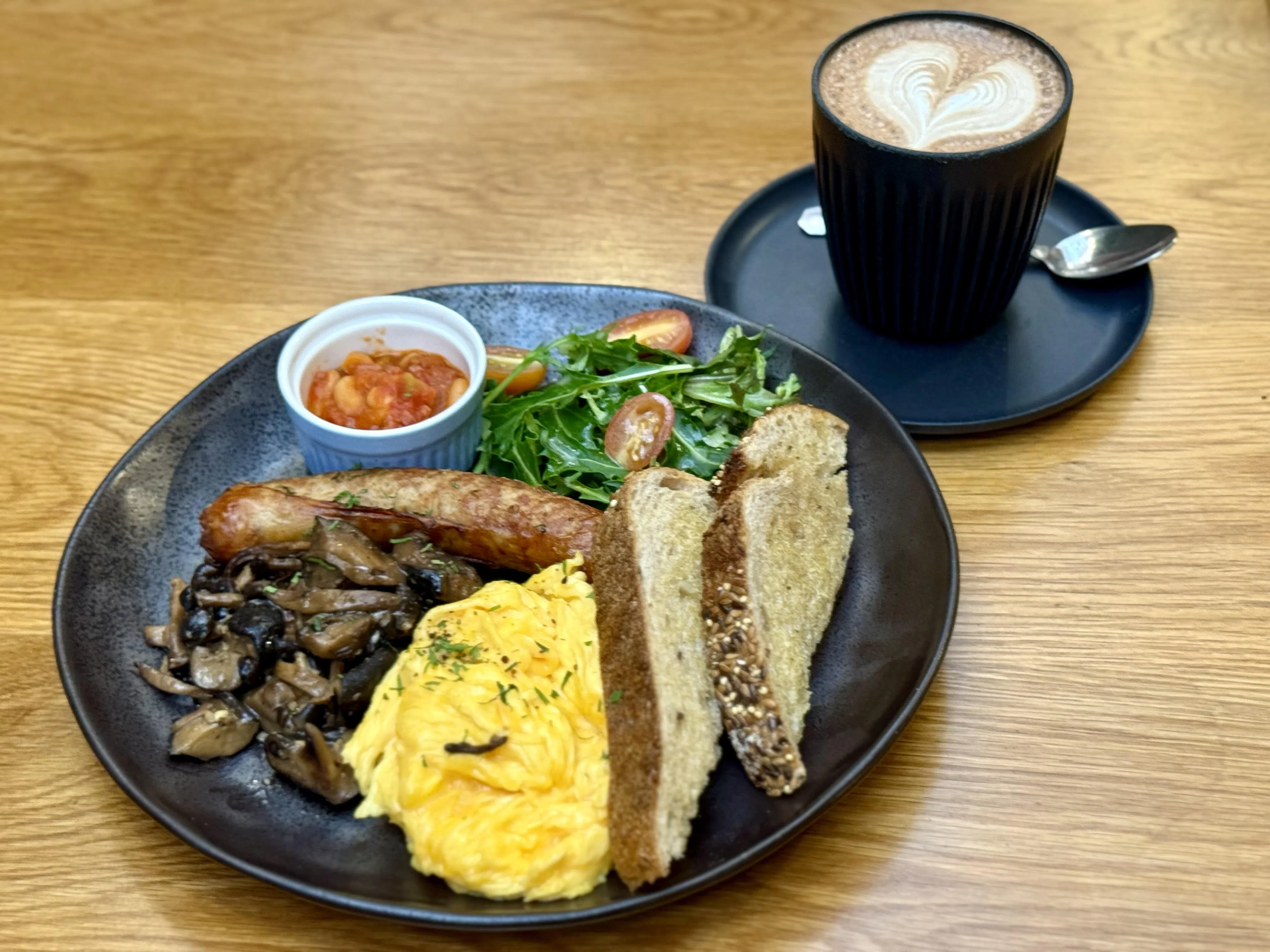 All Day Big Breakky全天供应，搭配拉花精品咖啡，让人心满意足。（叶晓虹摄）