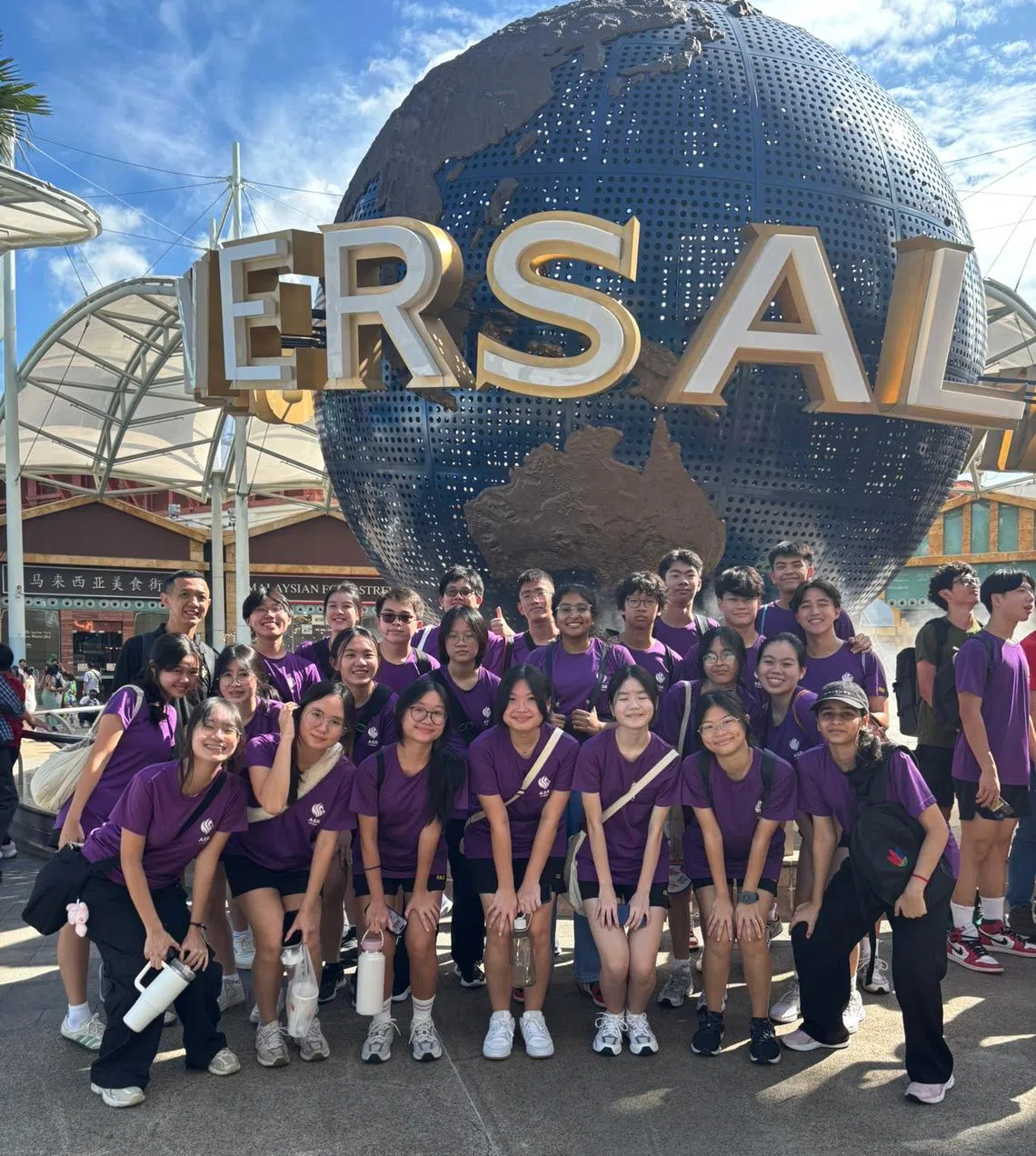 为了庆贺师生一年来的辛勤付出，安德逊实龙岗初级学院特别为全体高一师生，精心策划新加坡环球影城一日游。（安德逊实龙岗初院提供）