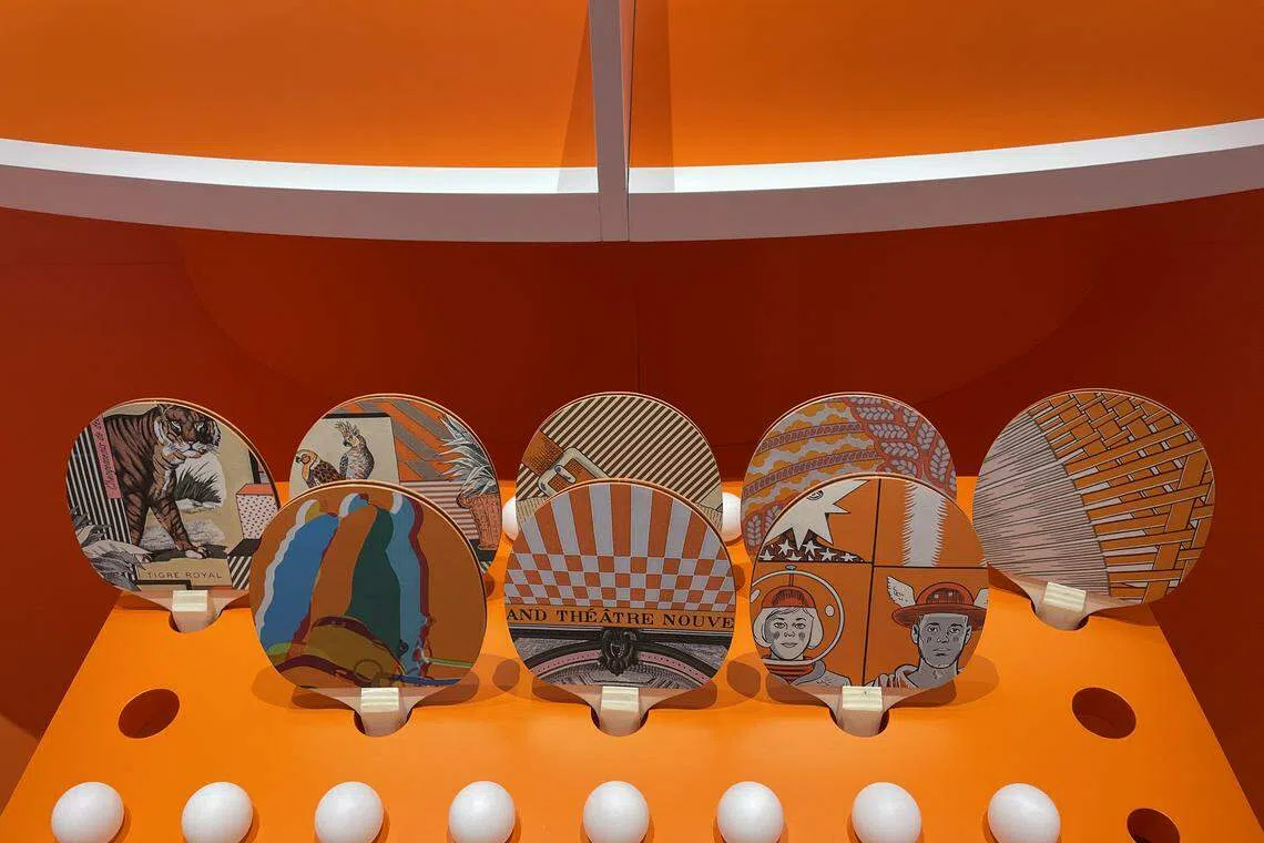 印上爱马仕丝巾图的乒乓球拍只在HermesFit玩得到。（林方伟摄）