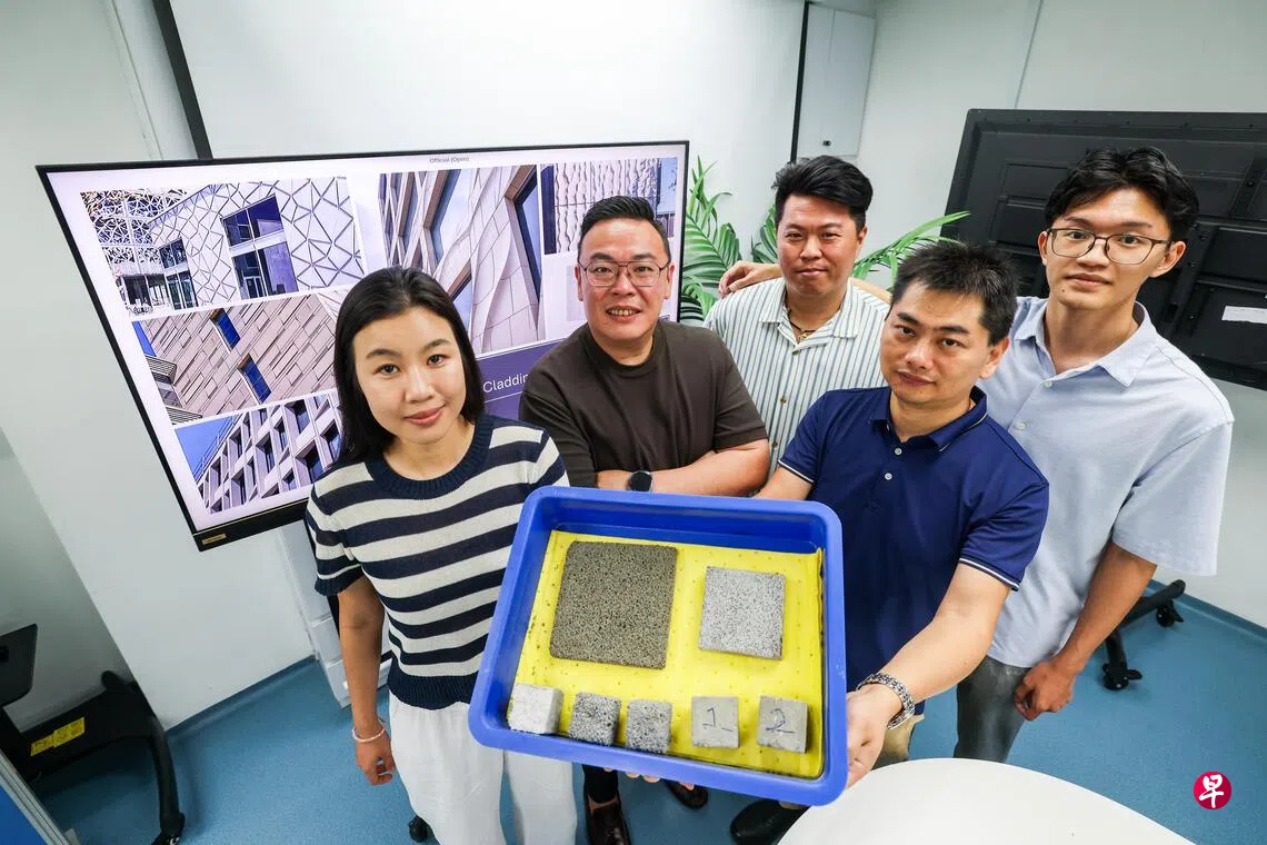 新加坡理工学院先进材料技术中心高级研究工程师吕颜如（左起）、Redux业务发展董事谢粮有、Redux董事经理谢粮全、新加坡理工学院先进材料技术中心高级经理李晓冬博士，以及建筑与建构环境学院三年级学生程礼兴，介绍用太阳能板废料制成的不同规格建材样品。 （陈斌勤摄）
