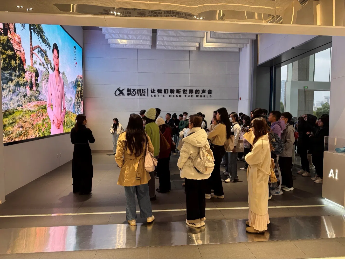 华中师生在合肥参访科大讯飞。（华侨中学提供）