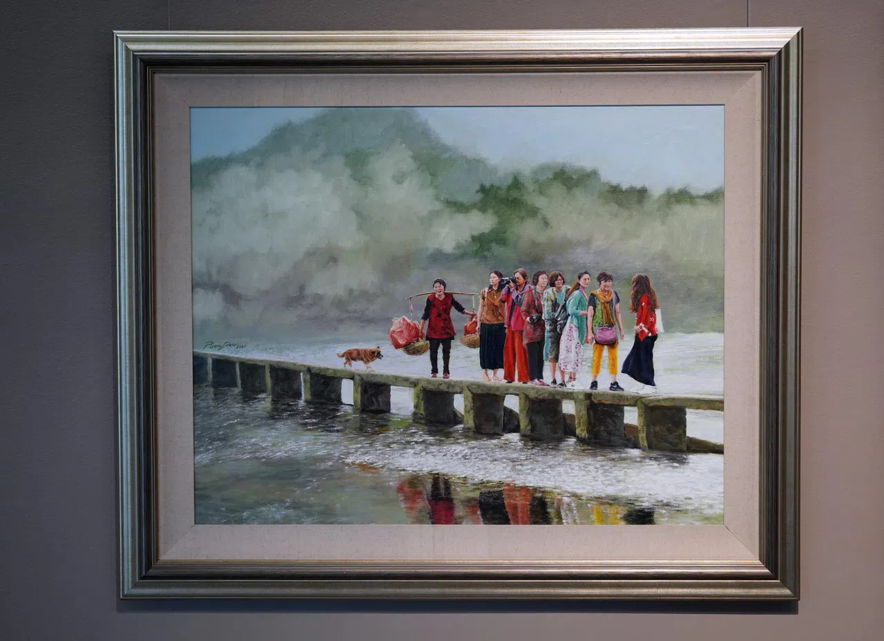 方良纸本彩墨《让》，描绘游客与当地人桥上狭路相逢的情景。（谢智扬摄）