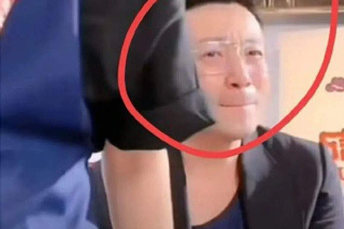 汪小菲情绪失控，女主播连忙挡住镜头。（互联网）