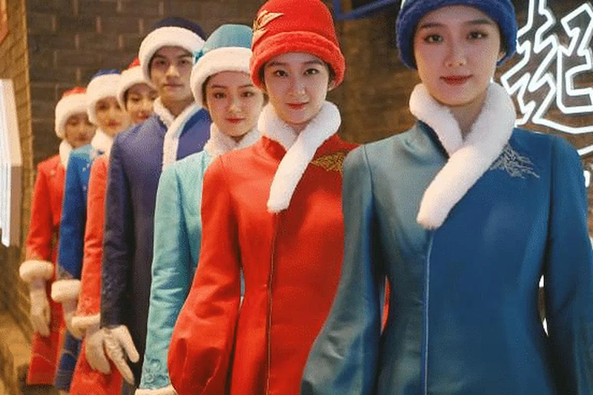 颁奖礼仪服装。（央视新闻） 