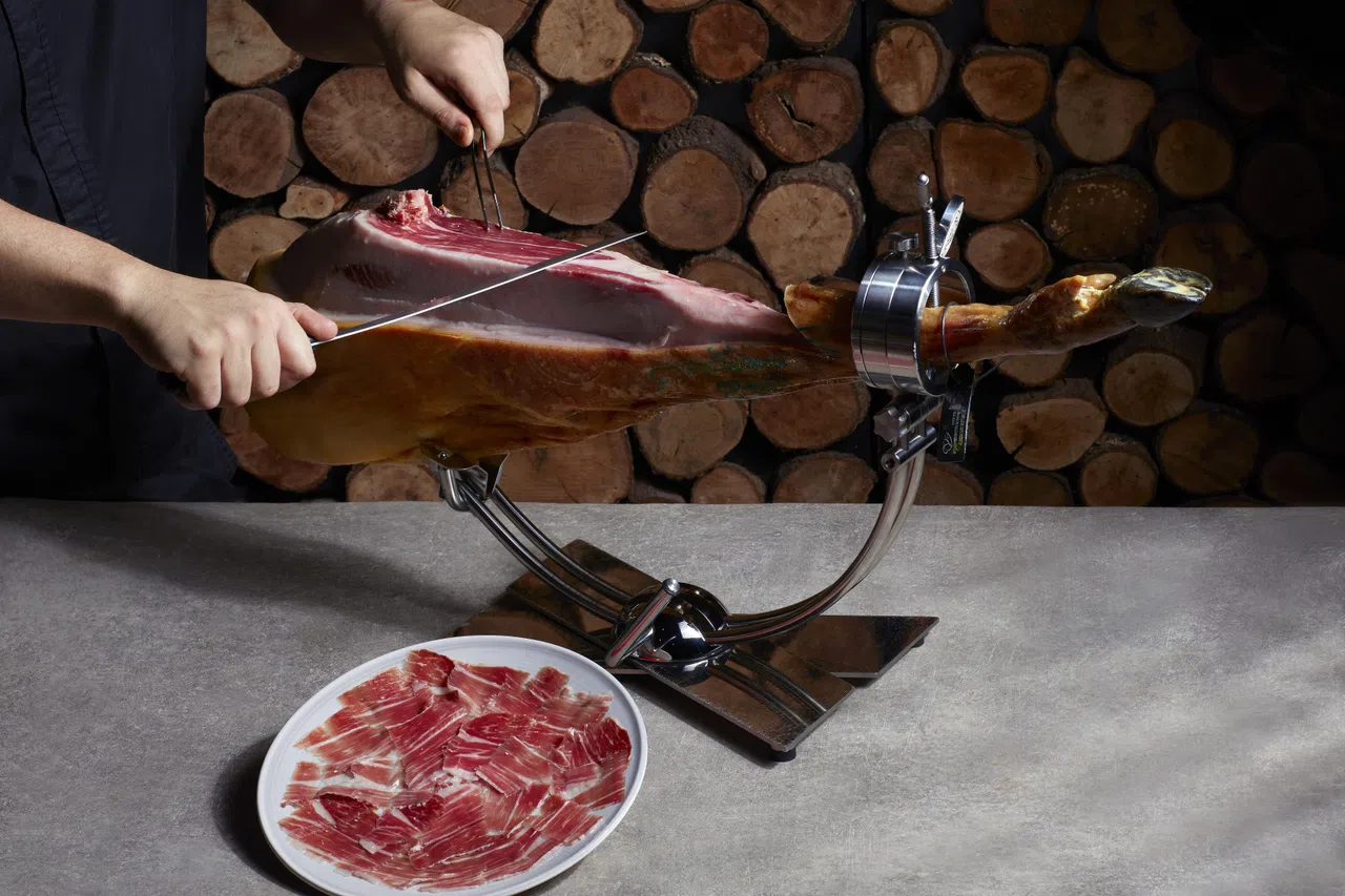 手切72个月熟成100%橡果饲养的bellota jamón火腿散发着油润鲜肉咸香。（餐馆提供）