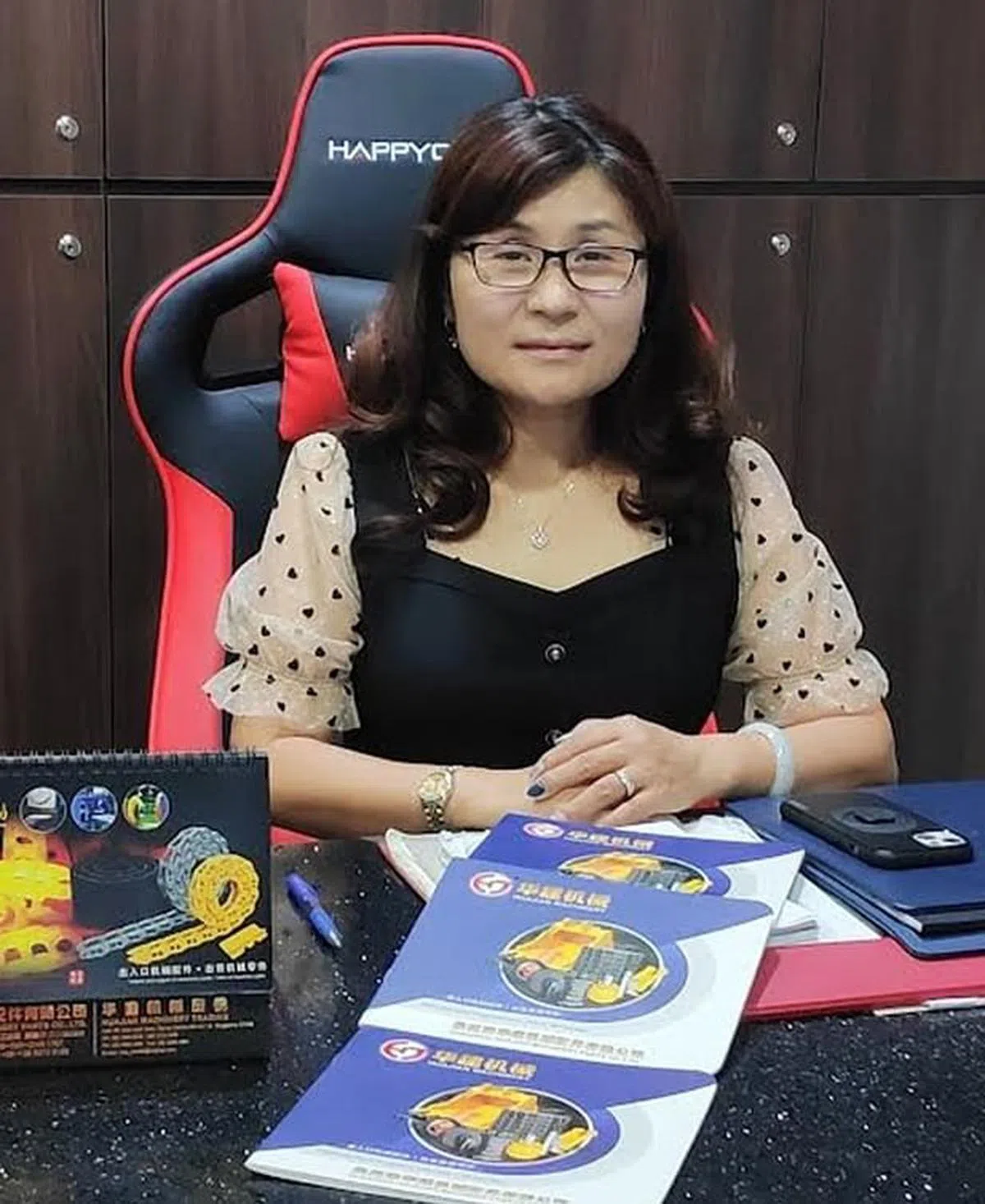 吴再玉独资创办华建机械贸易，也是本地重型机械配件行业中，唯一的女老板。（甘霖摄）