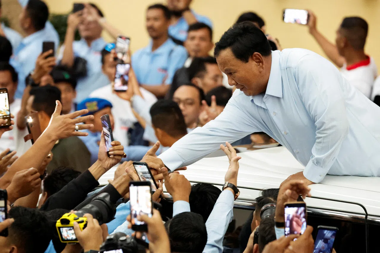 普拉博沃（右）1月26日在雅加达与支持者见面。（路透社）