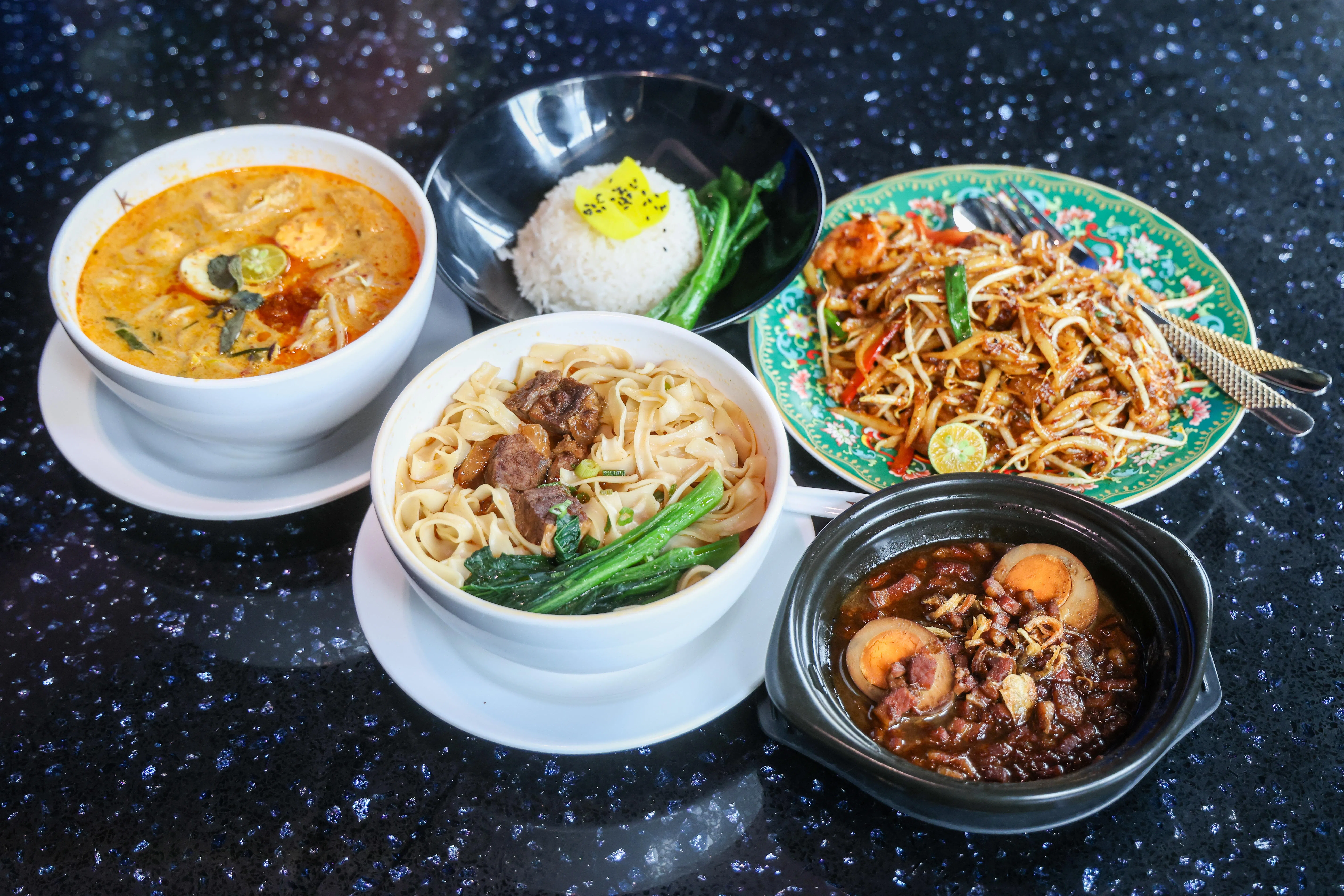纯K设有标准厨房，主打卤肉饭、牛肉面、叻沙、老鼠粉等美食。（陈斌勤摄）