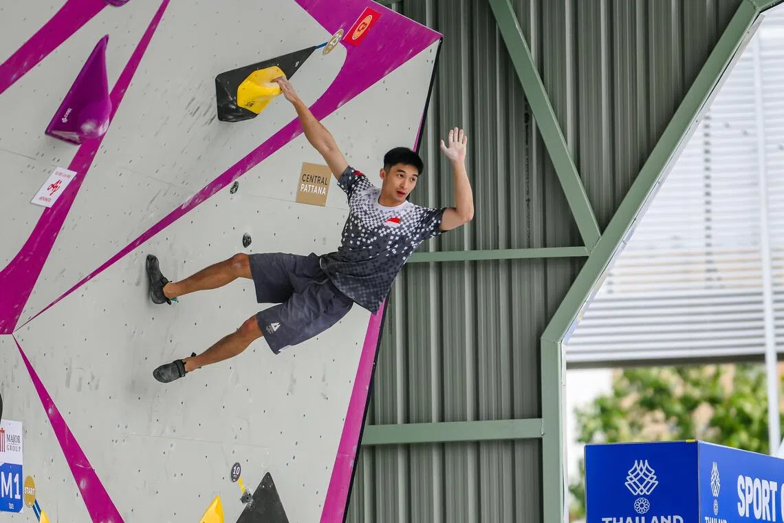 我国选手吴文斌为团队进账一铜，帮助新加坡运动攀岩队以一银一铜收官。（新加坡体理会提供）