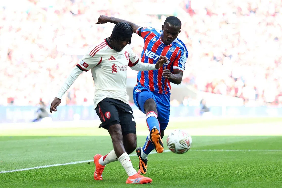 切入禁区的红军右卫弗林蓬（左）用一脚似传似射的高吊球洞穿对手大门，为球队反超比分。（路透社）