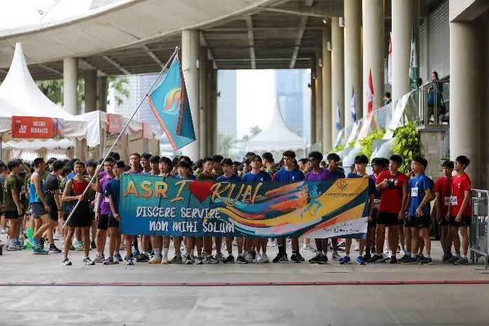  校旗和五彩缤纷的越野赛跑布条相辉映。（安德逊实龙岗初院提供）