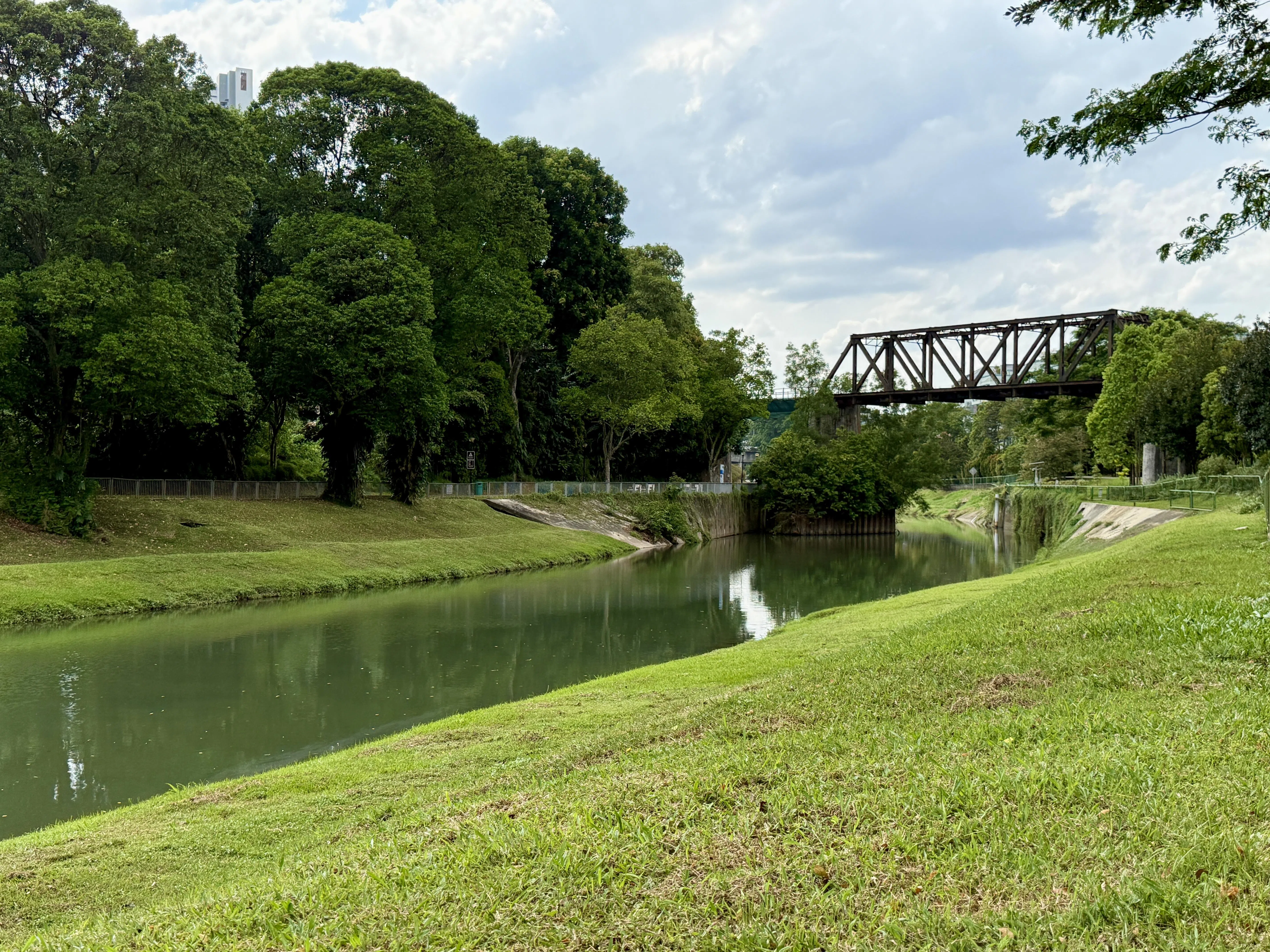 从斜阳道步行前往乌鲁班丹公园连道，乌鲁班丹河上的旧火车桥映入眼帘。（陈映蓁摄）